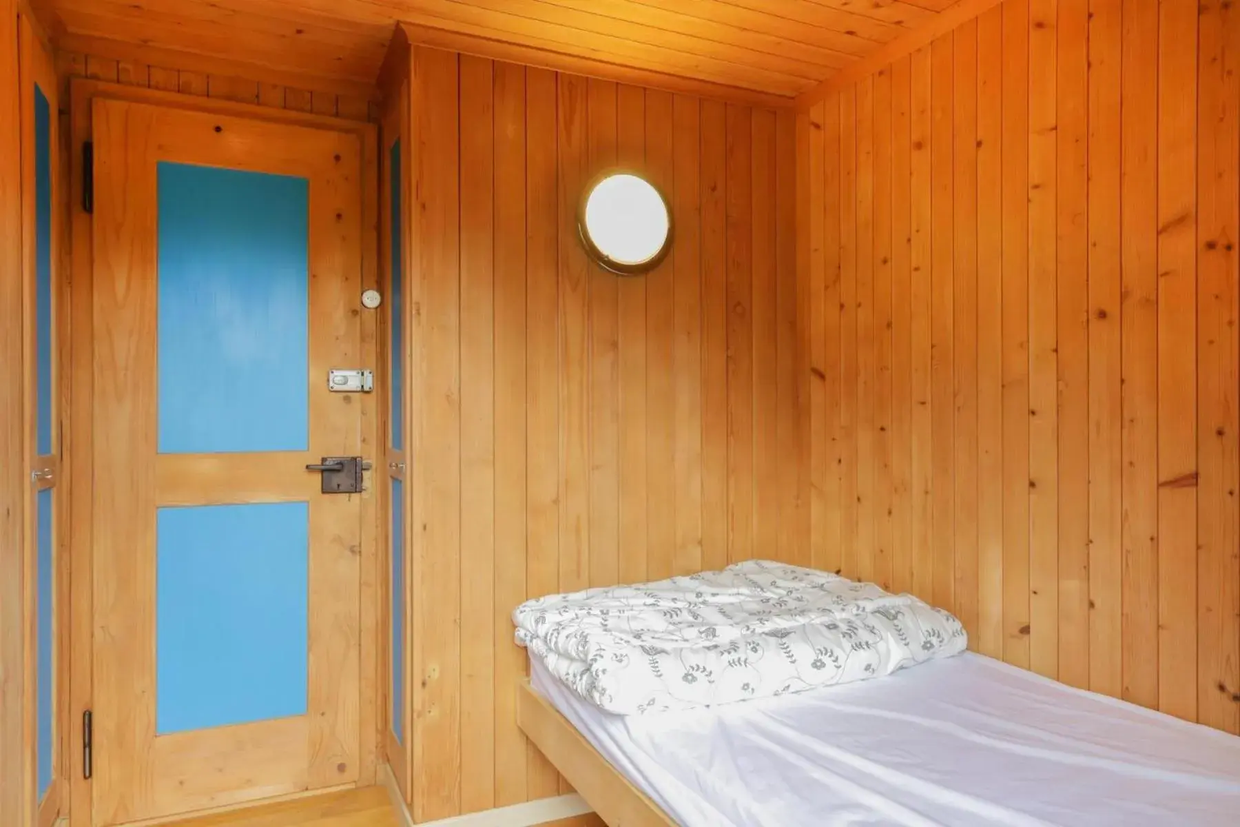 Single Room with Shared Shower and Toilet in Kunst- und Naturfreundehaus Brünig Single Room with Shared Shower and Toilet in Kunst- und Naturfreundehaus Brünig