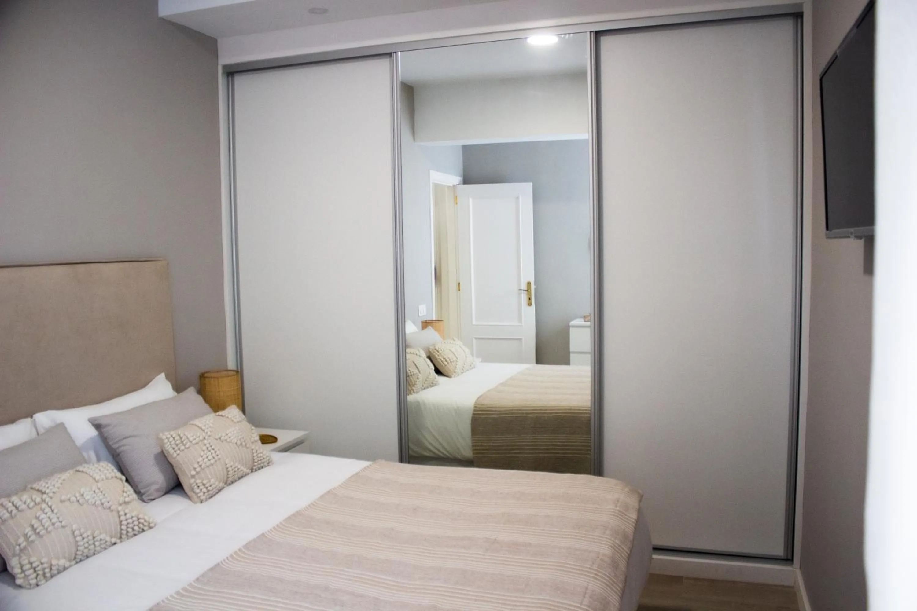 Bed in Club Apartments by Grupo Compostelana 5