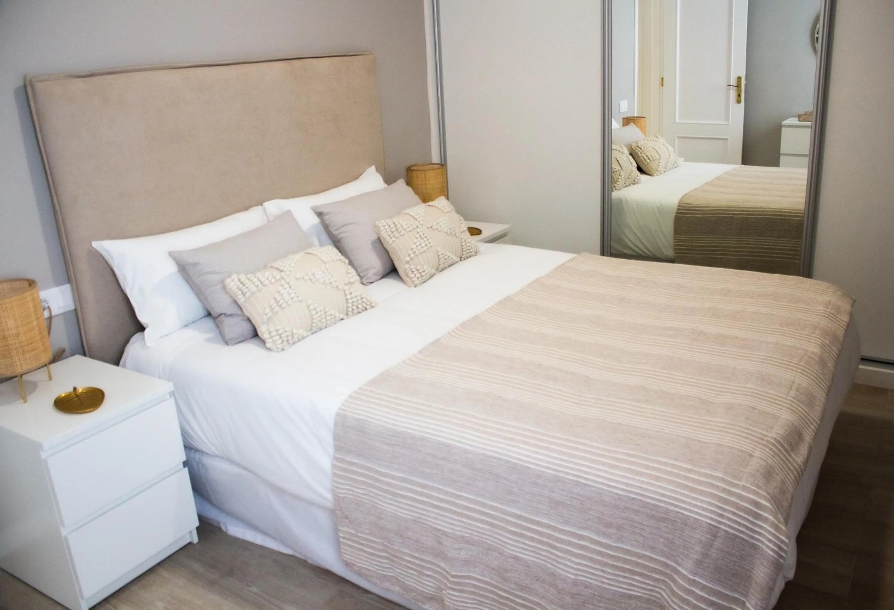 Bed in Club Apartments by Grupo Compostelana 5