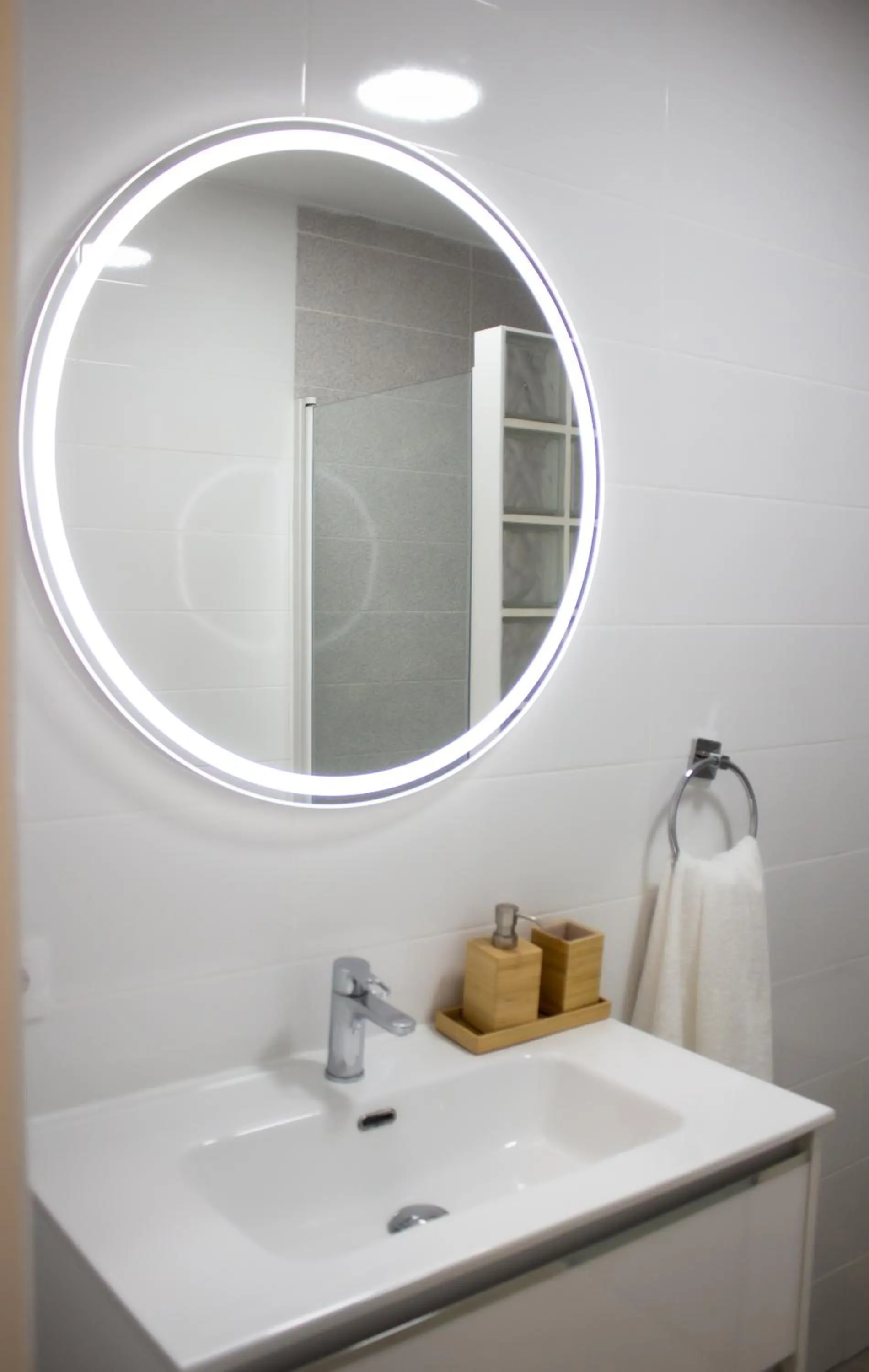 Bathroom in Club Apartments by Grupo Compostelana 5