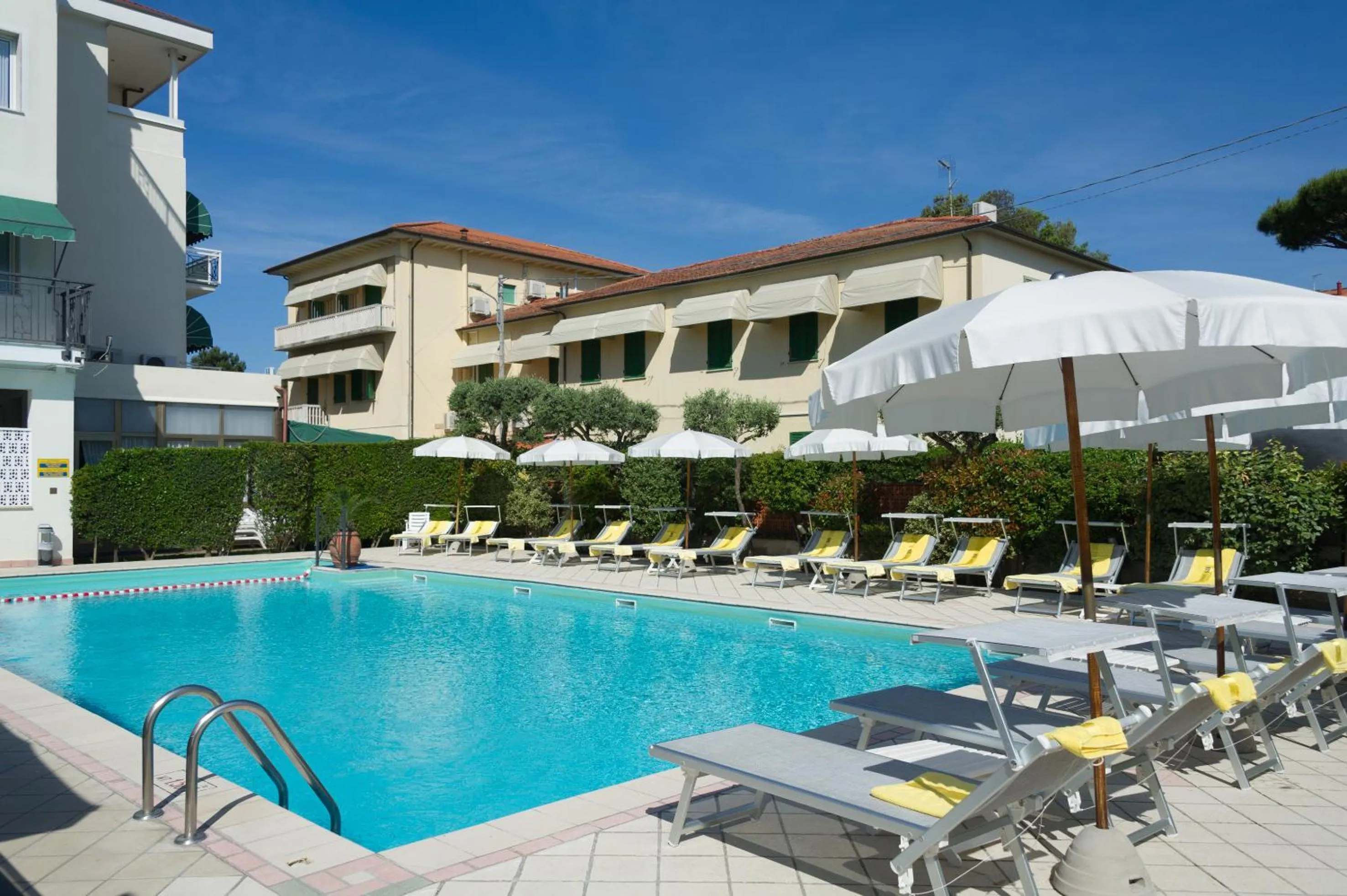 Swimming pool in Hotel Suisse