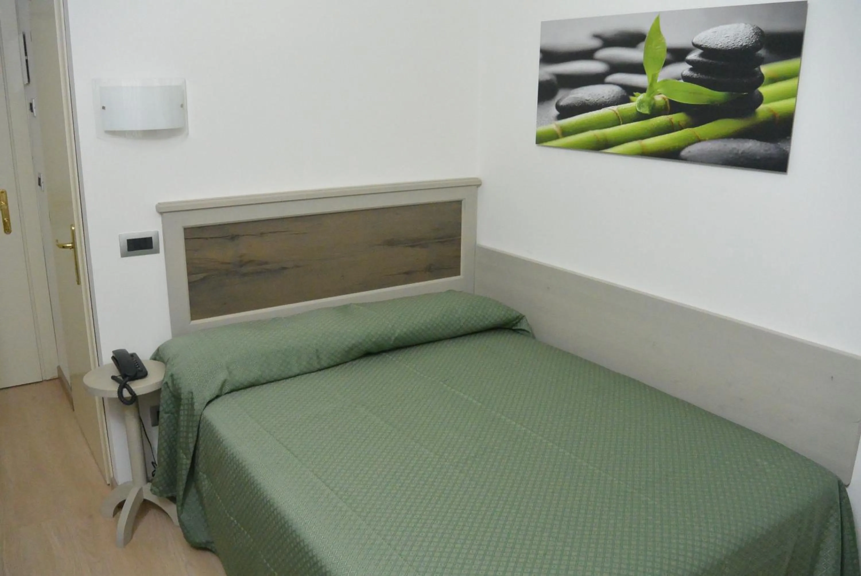 Photo of the whole room, Bed in Hotel Suisse