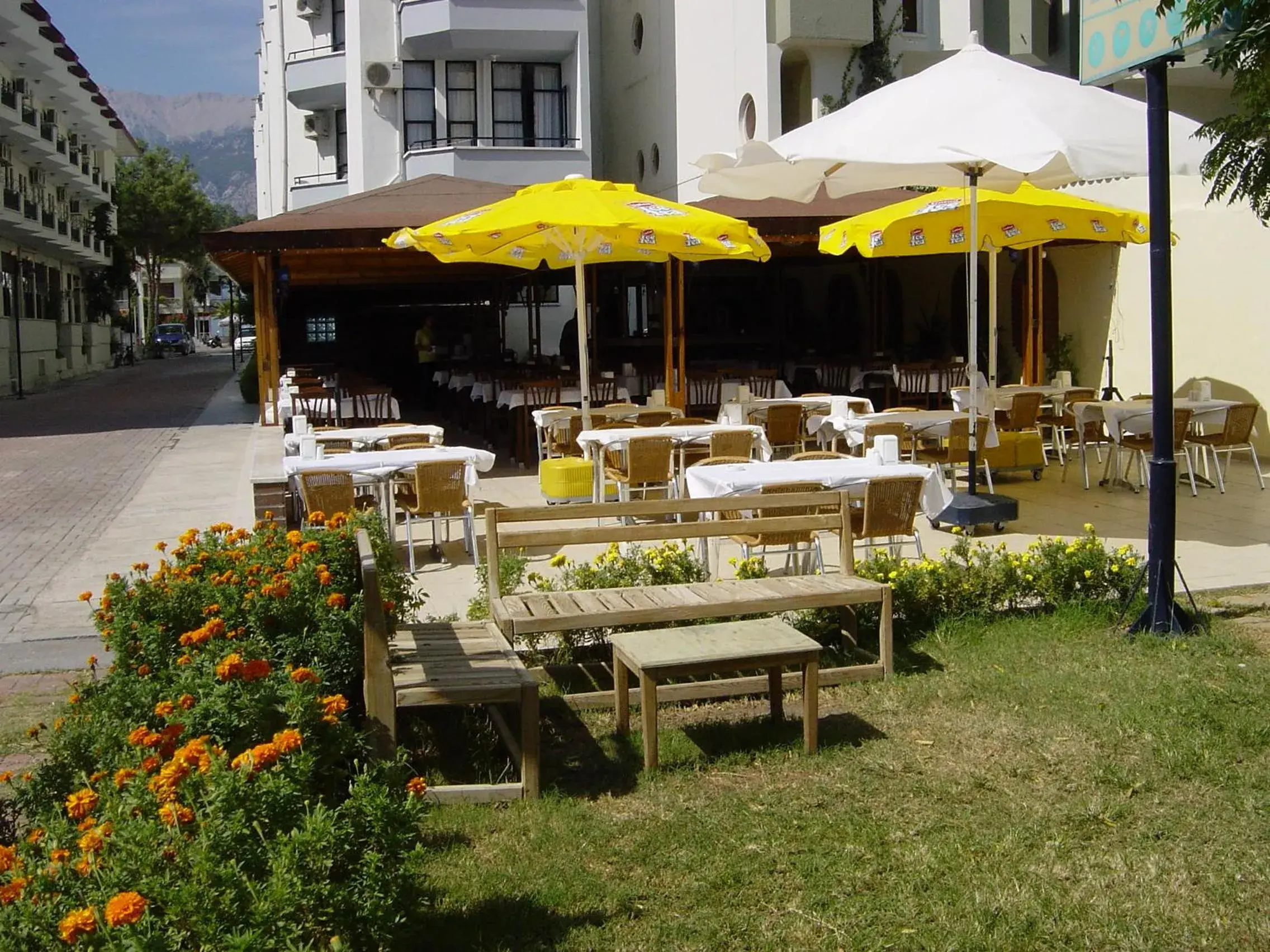 Patio, Restaurant/Places to Eat in Miranda Moral Beach