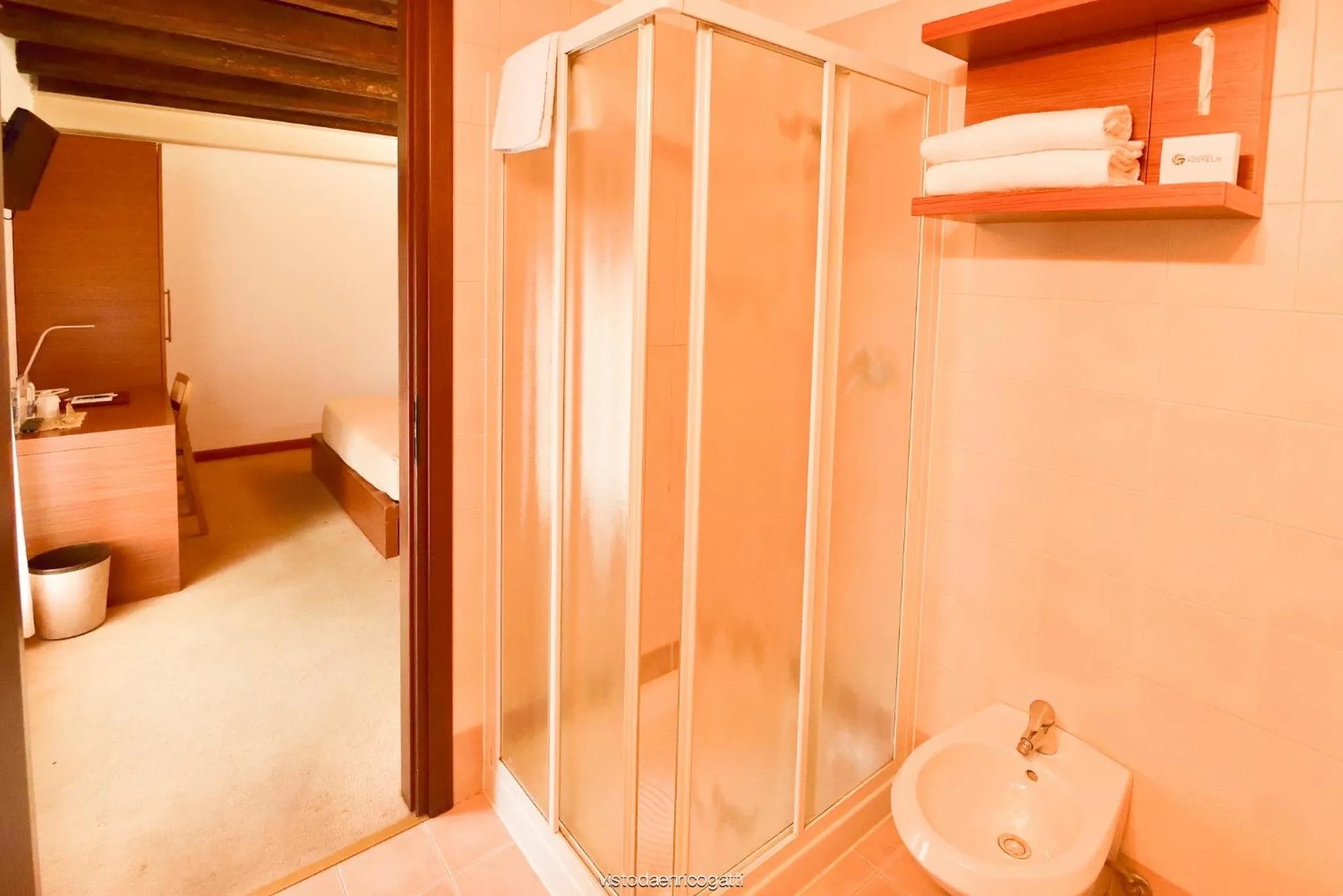 Shower in Hotel Quo Vadis