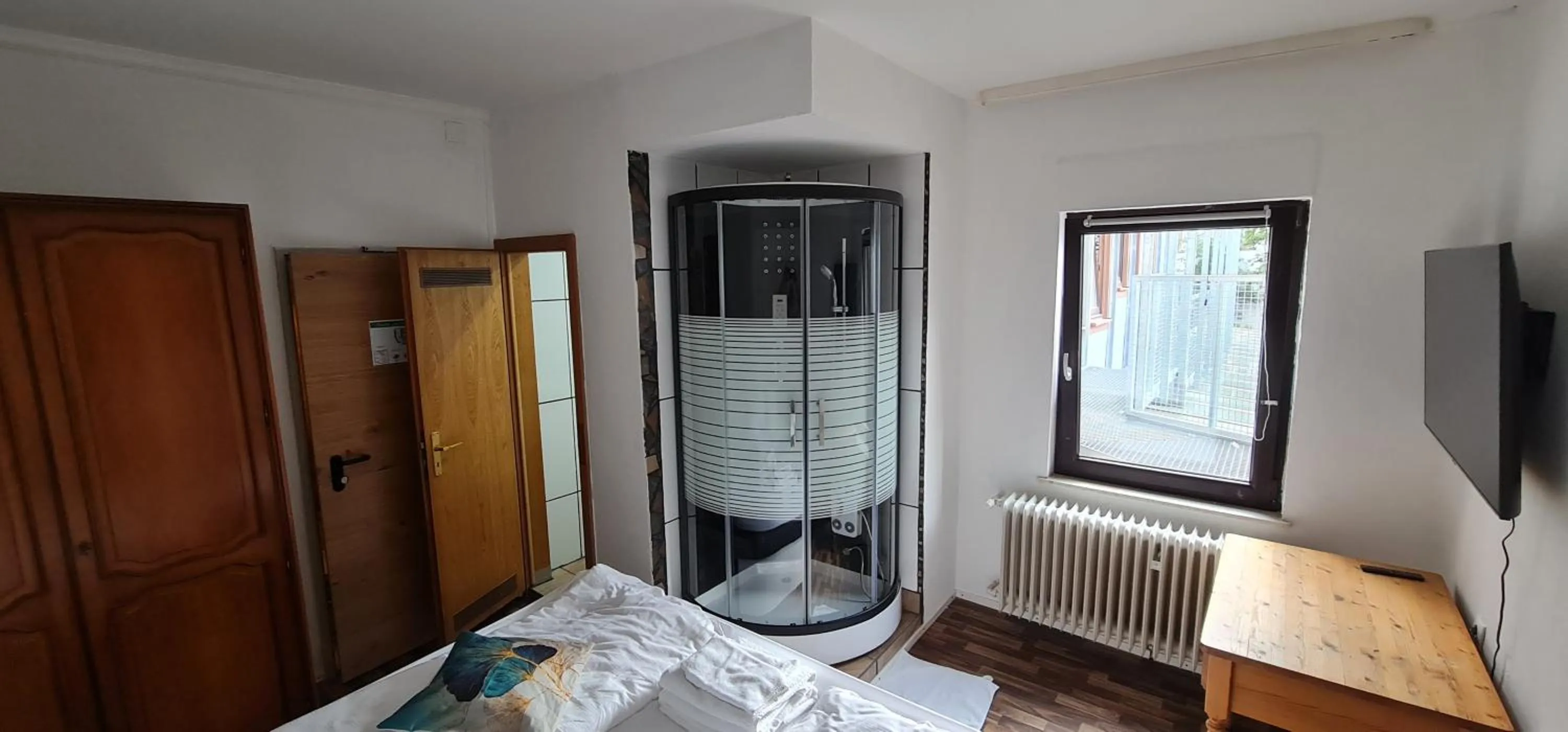 Photo of the whole room, Bed in Hotel Bischoff Winnweiler