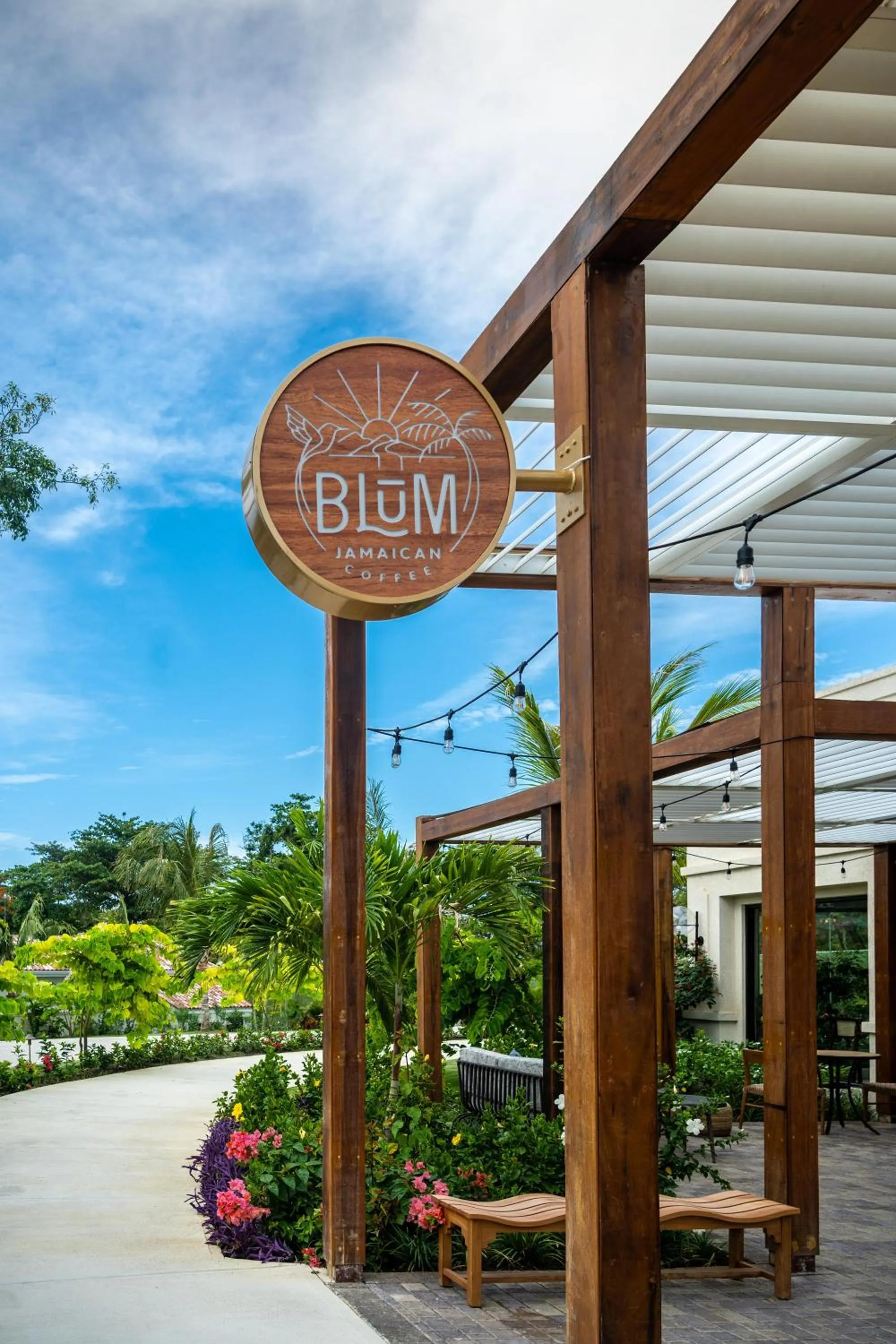 Lounge or bar in Sandals Dunns River All Inclusive Couples Only