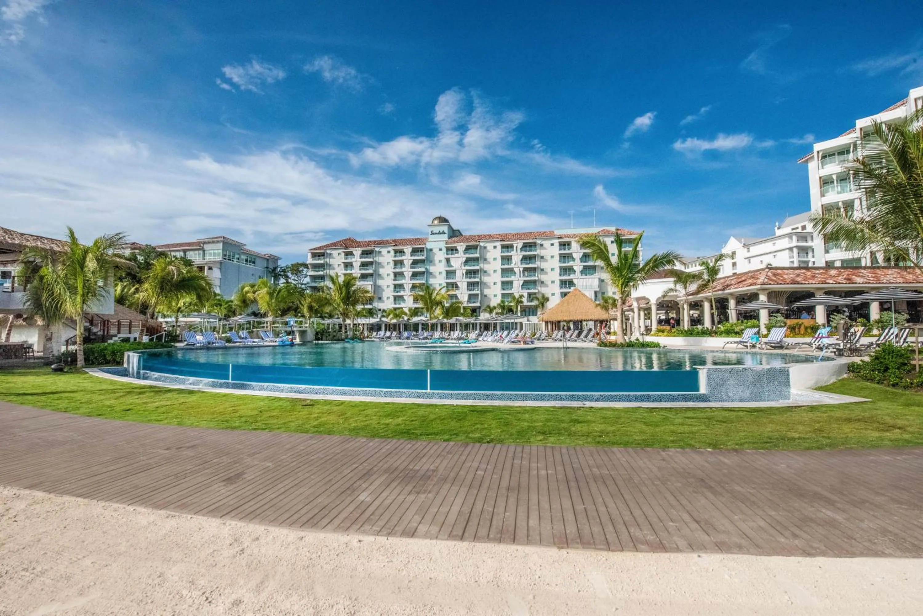 Swimming pool in Sandals Dunns River All Inclusive Couples Only