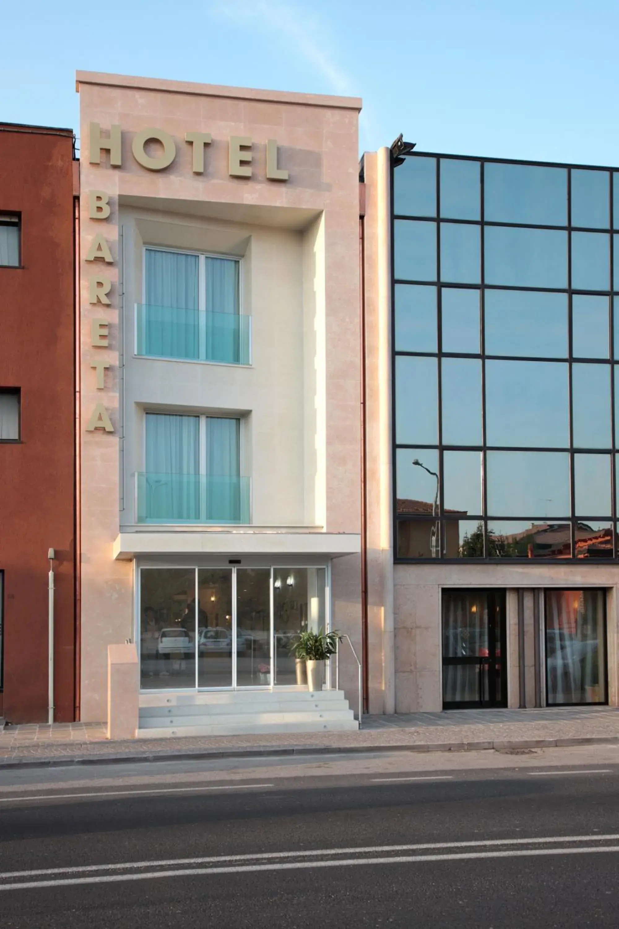 Property building in Hotel Bareta Property building in Hotel Bareta