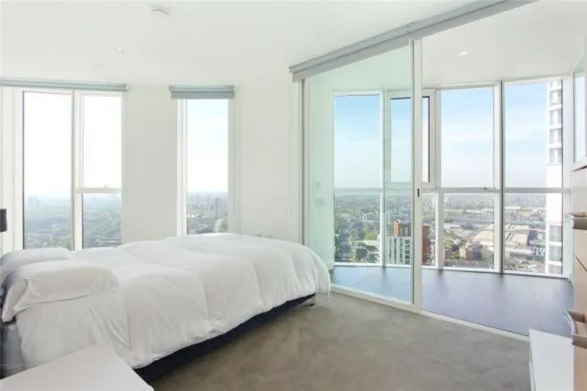 Bed in luxurious 2 bed apartment central London
