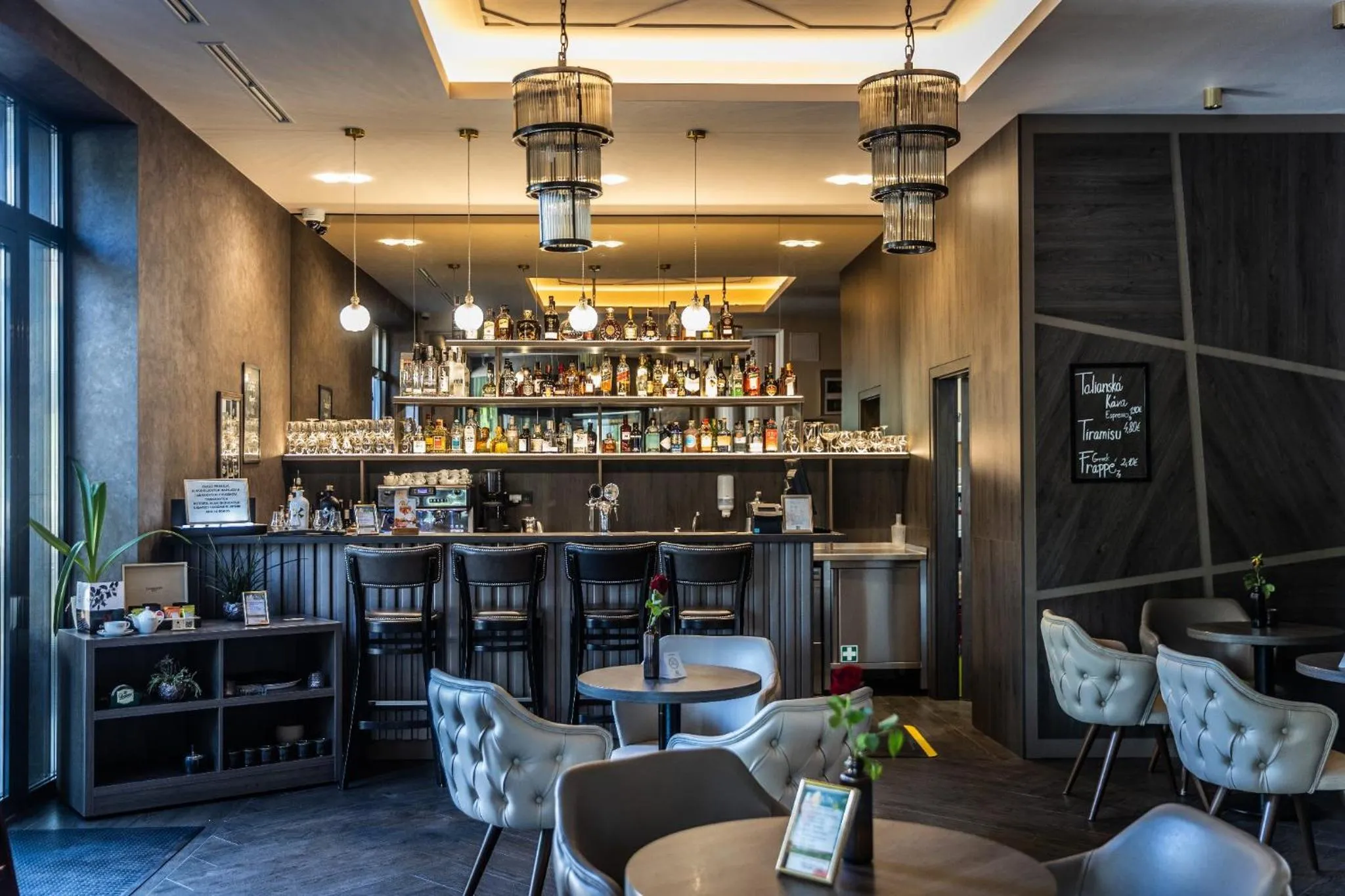 Restaurant/places to eat in HOTEL EUROPA