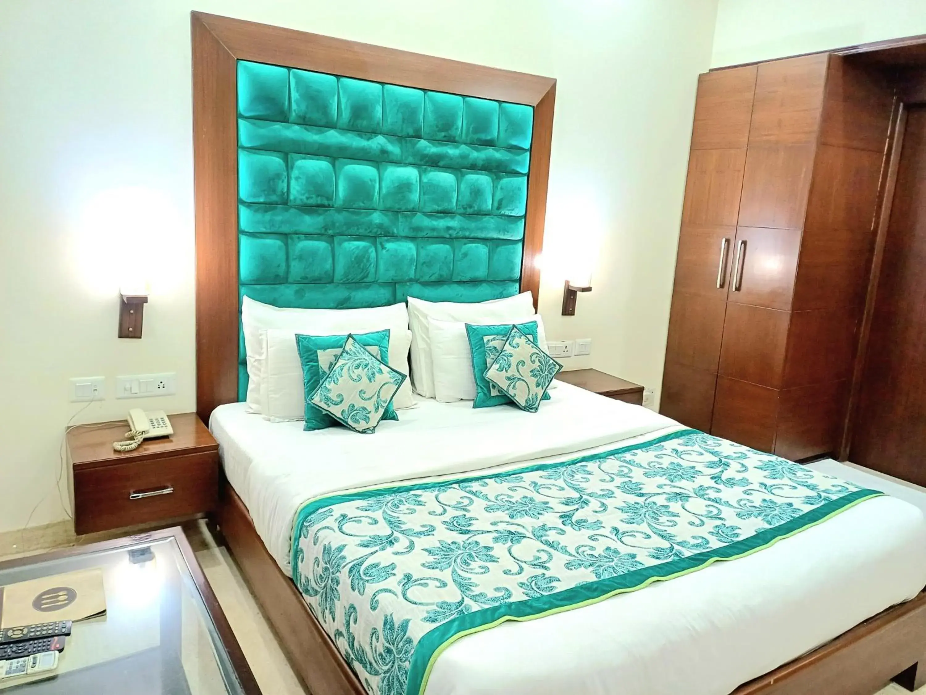 Bedroom, Bed in Siris 18 Hotel Gurgaon