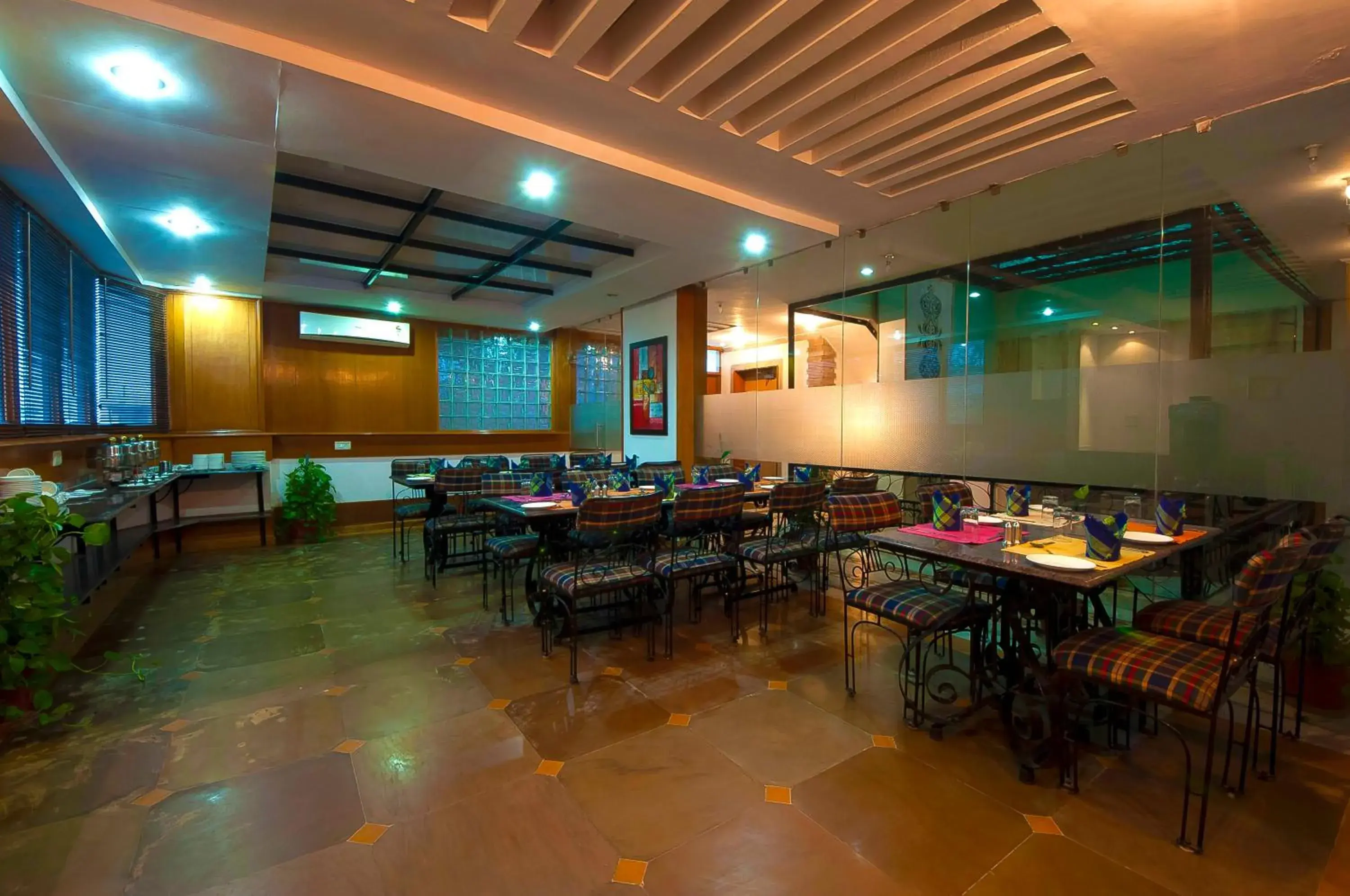 Restaurant/Places to Eat in Siris 18 Hotel Gurgaon