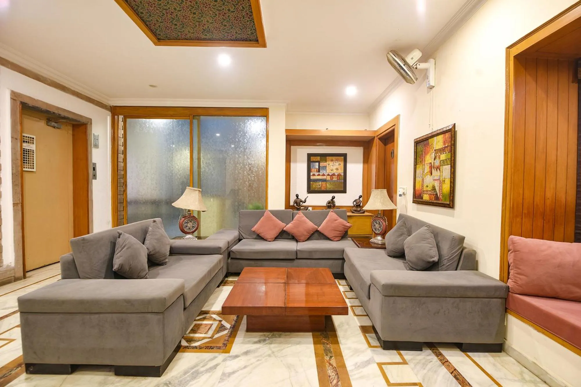 Seating area in FabHotel Siris 18 - Aravali Biodiversity Park