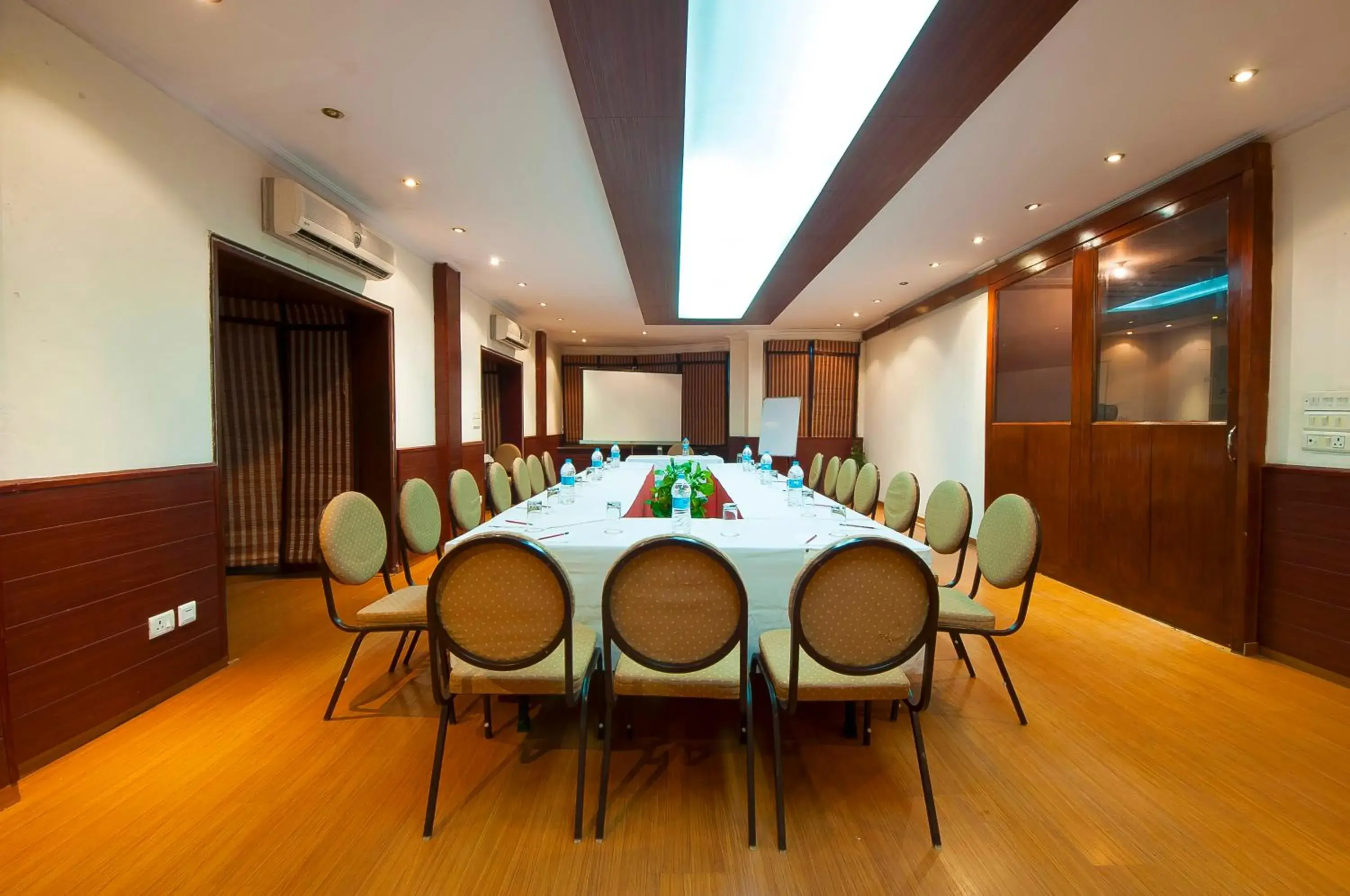 Dining area in Siris 18 Hotel Gurgaon