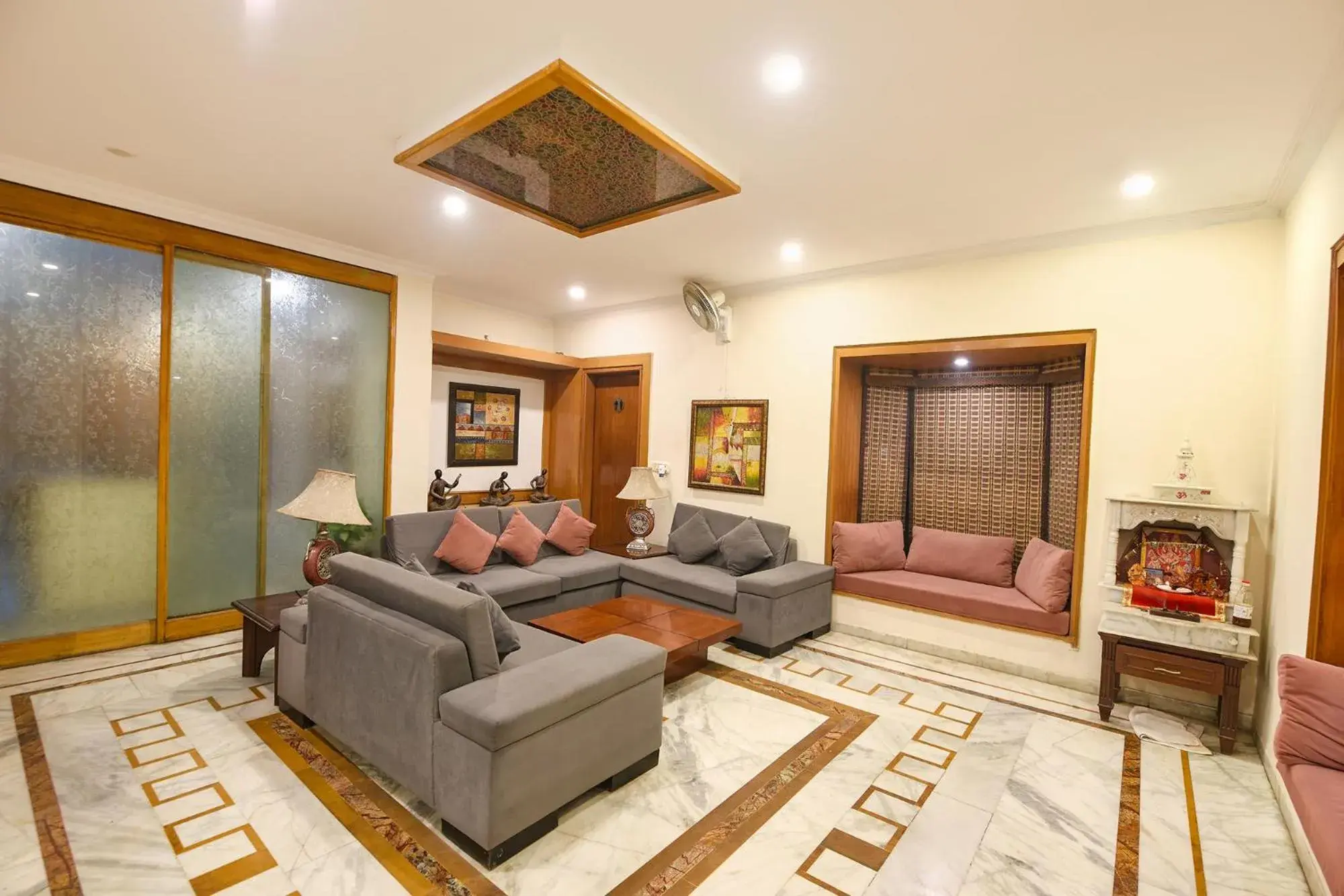 Seating area in FabHotel Siris 18 - Aravali Biodiversity Park Seating area in FabHotel Siris 18 - Aravali Biodiversity Park