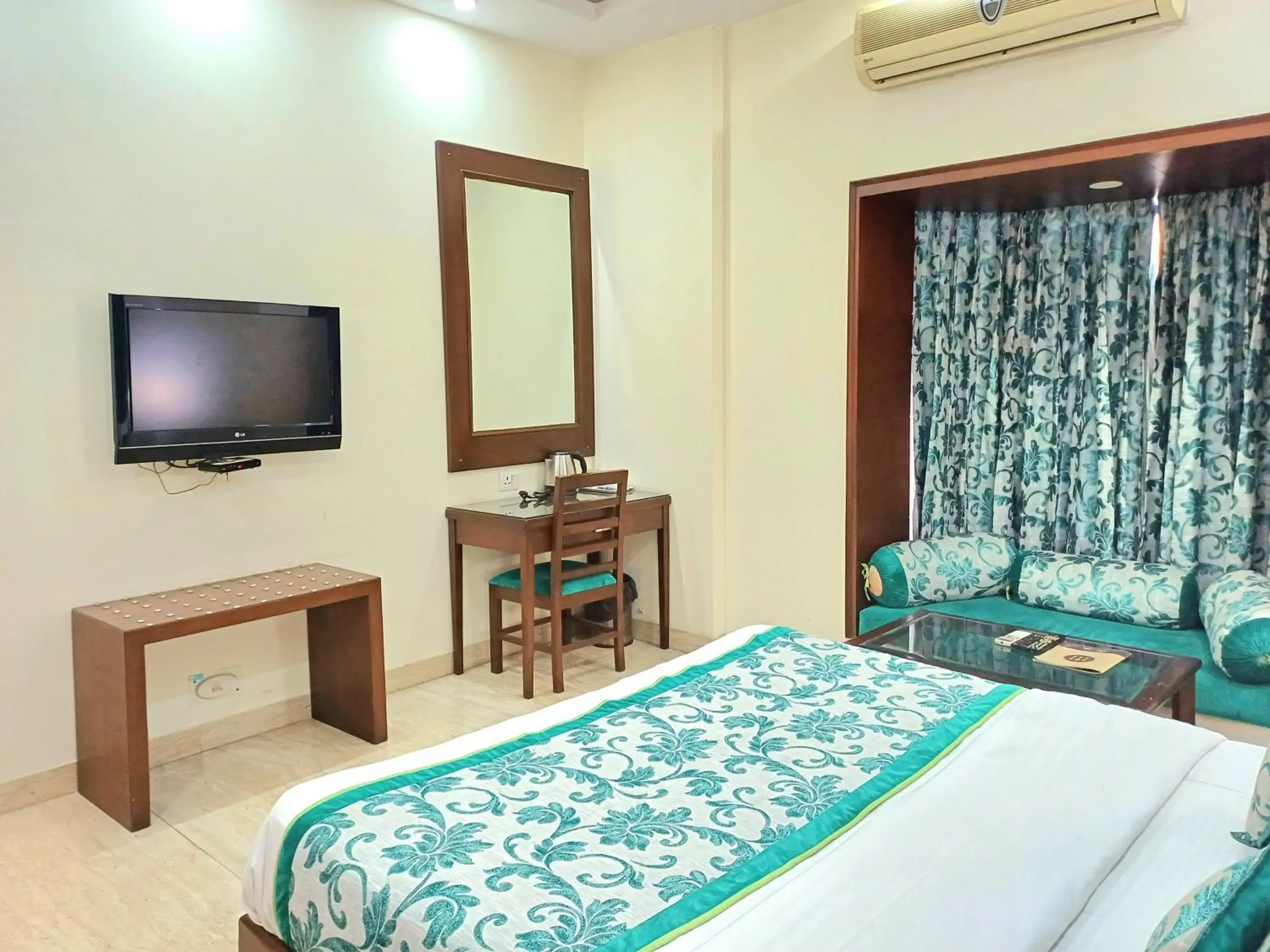 Bedroom, Bed in Siris 18 Hotel Gurgaon