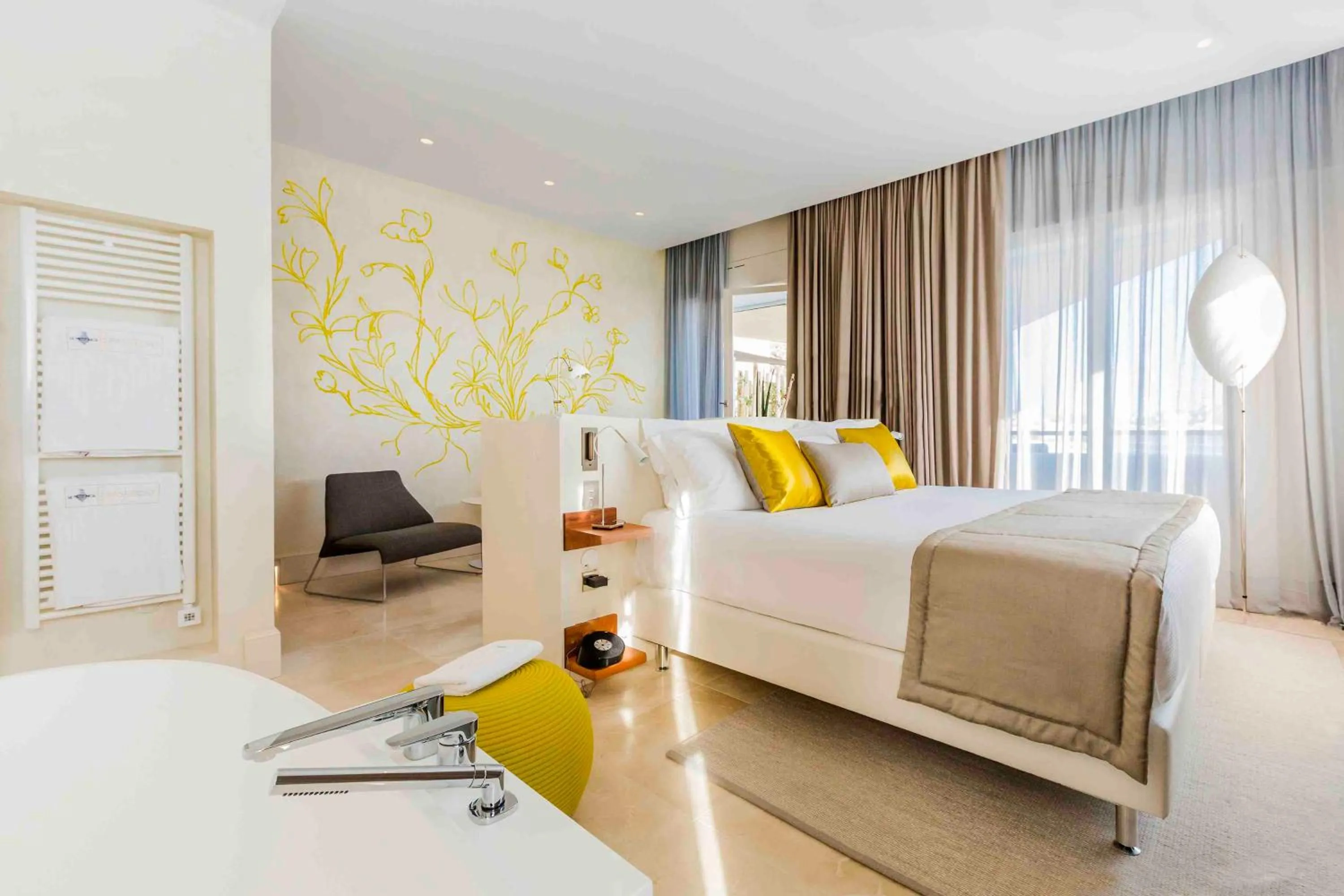 Photo of the whole room, Bed in Le Petit Nice - Passedat