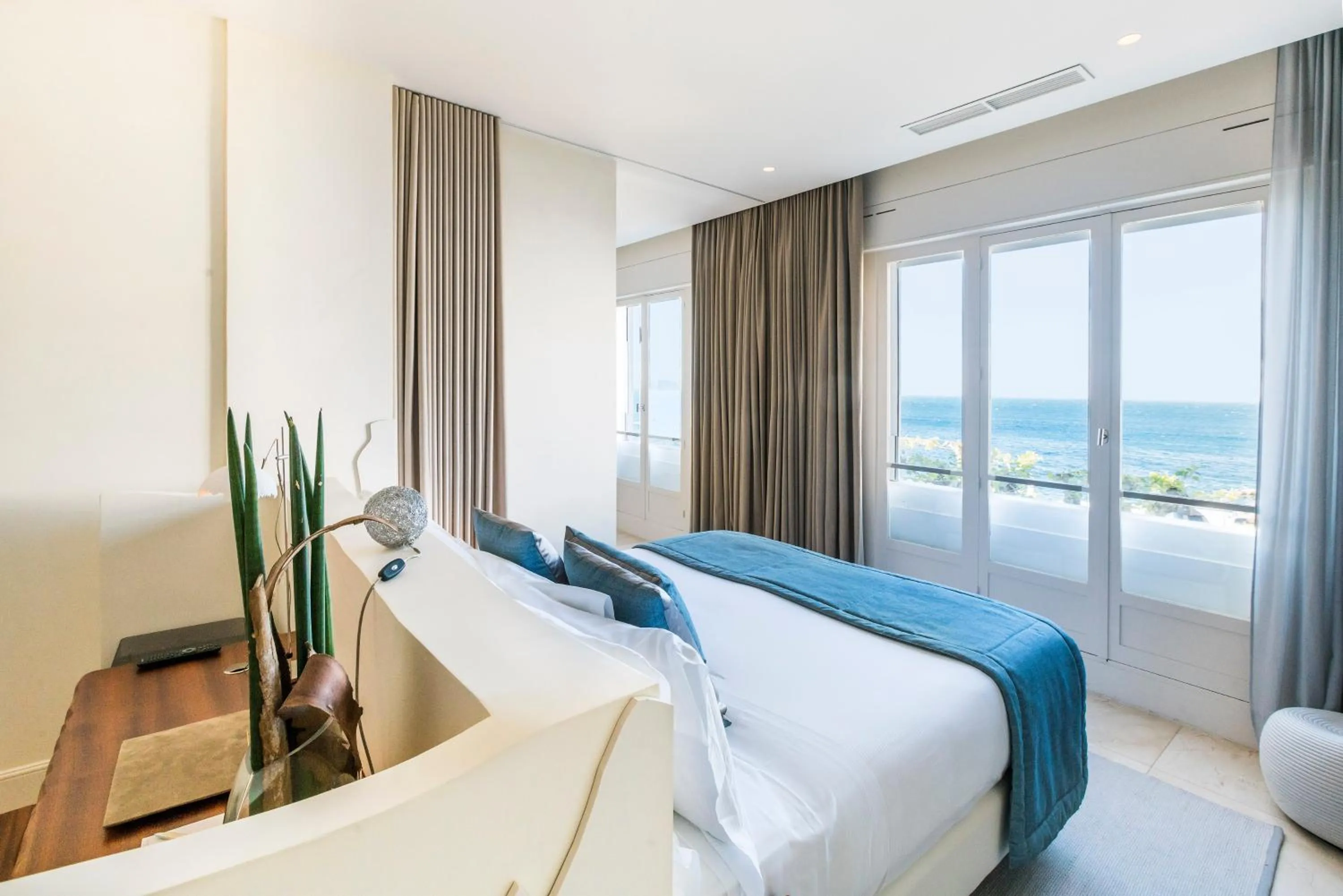 Photo of the whole room, Bed in Le Petit Nice - Passedat