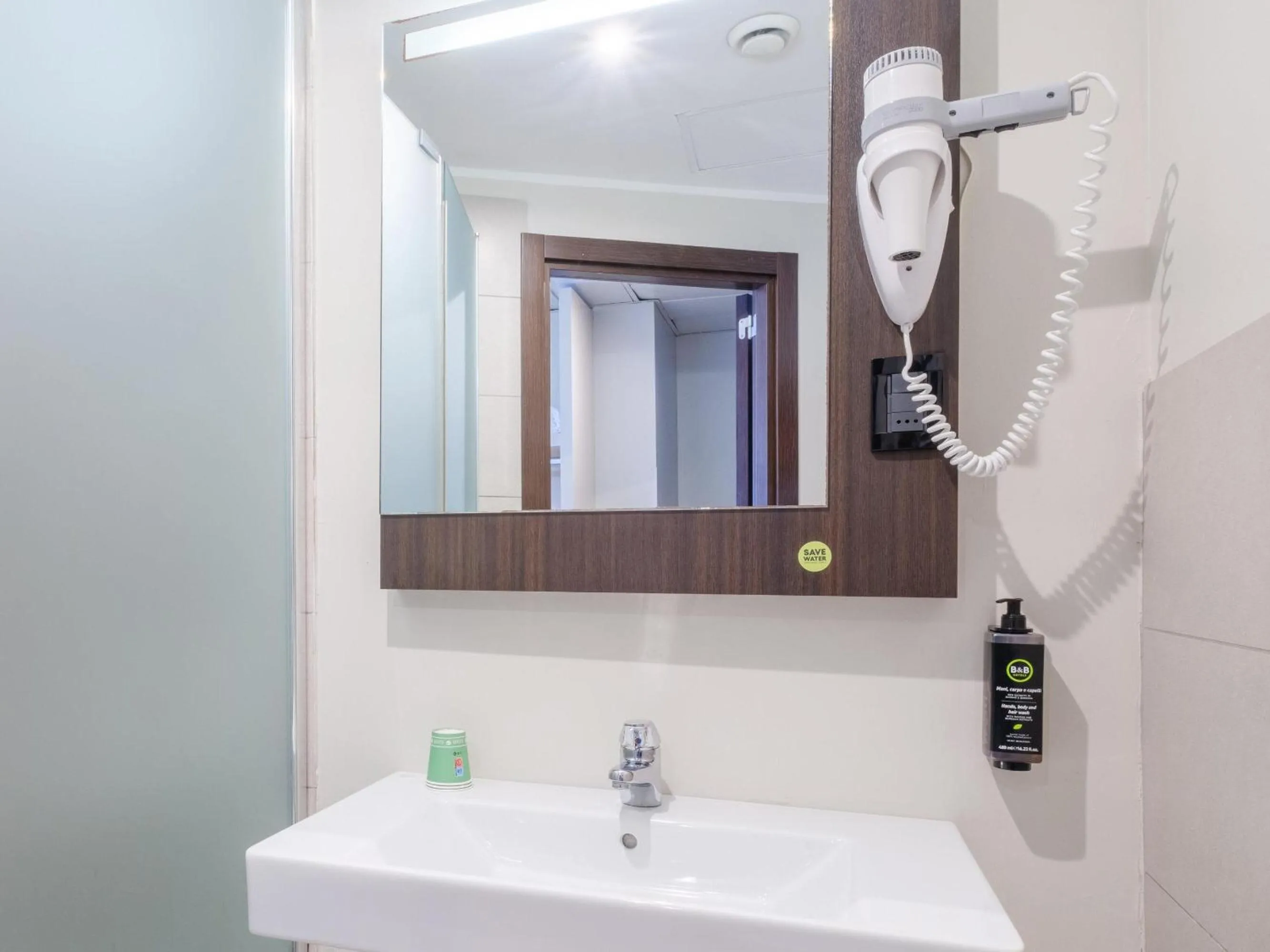 Bathroom in B&B Hotel Ravenna