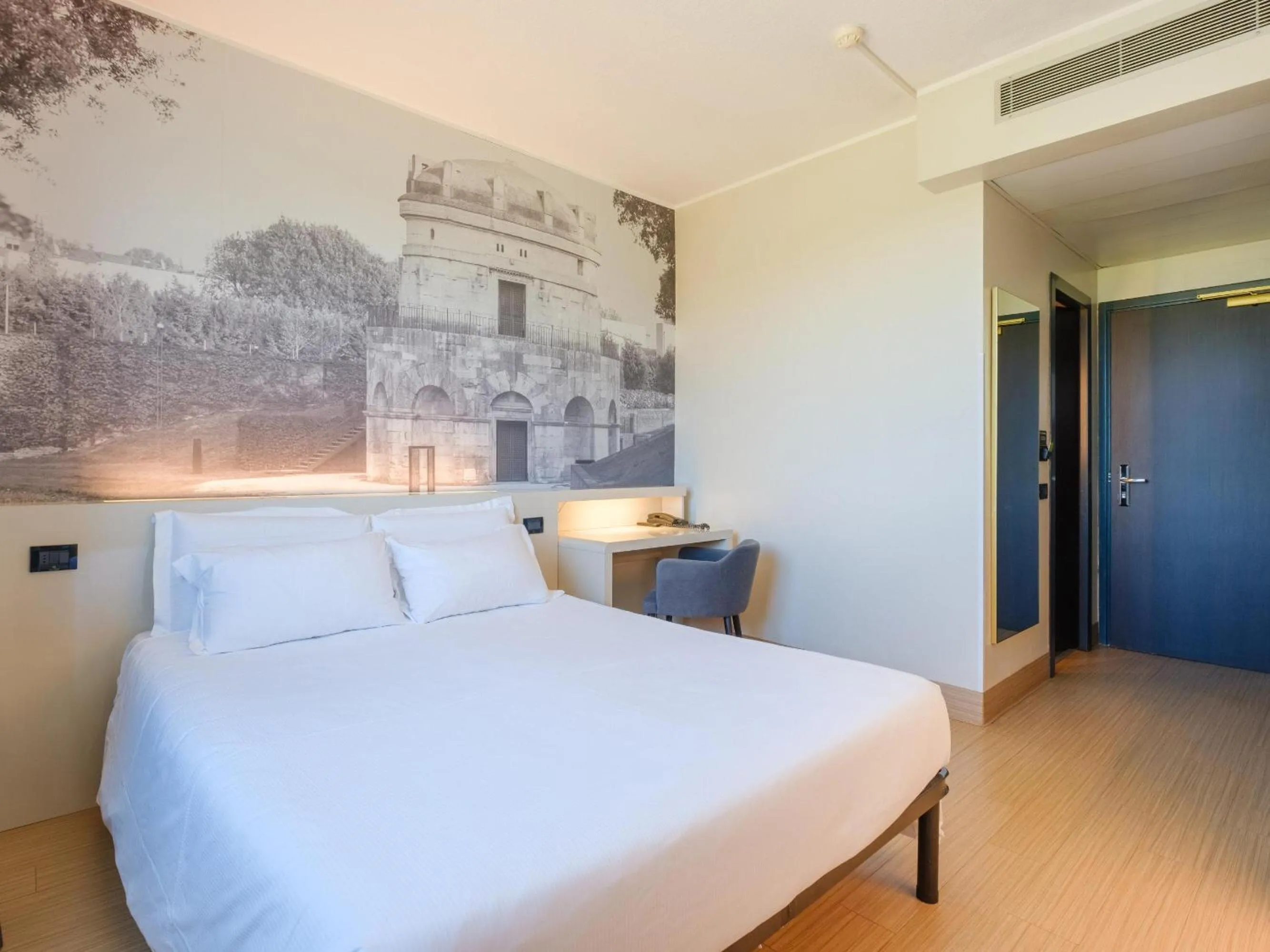 Photo of the whole room, Bed in B&B Hotel Ravenna