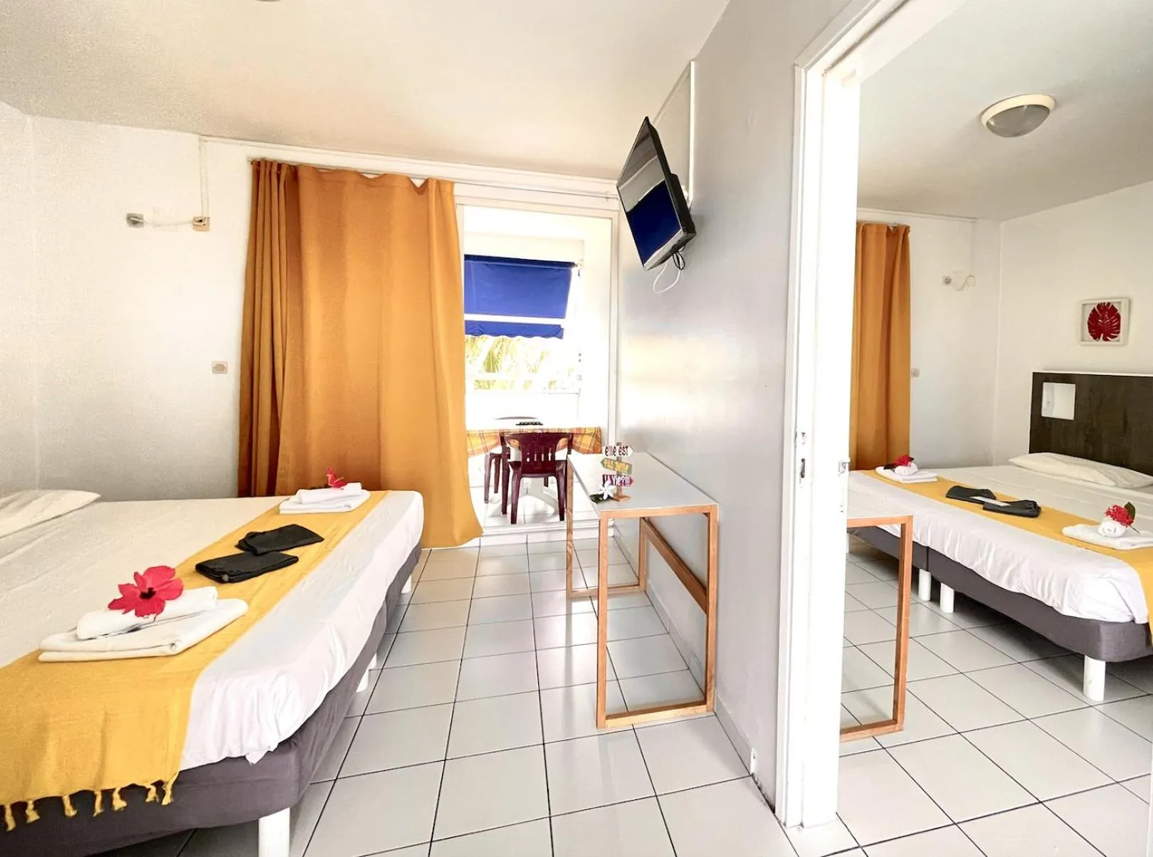 Property building, Bed in Les Créolines