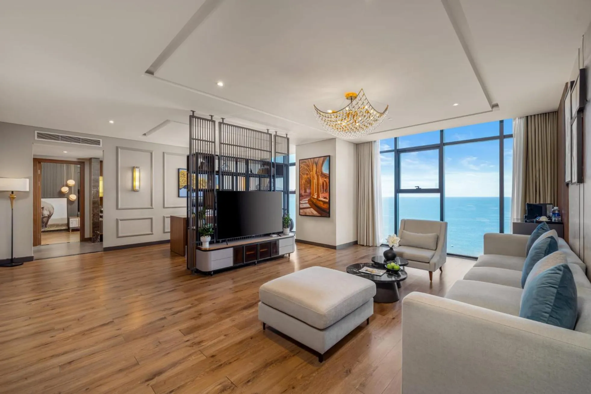 TV and multimedia in Peninsula Hotel Danang