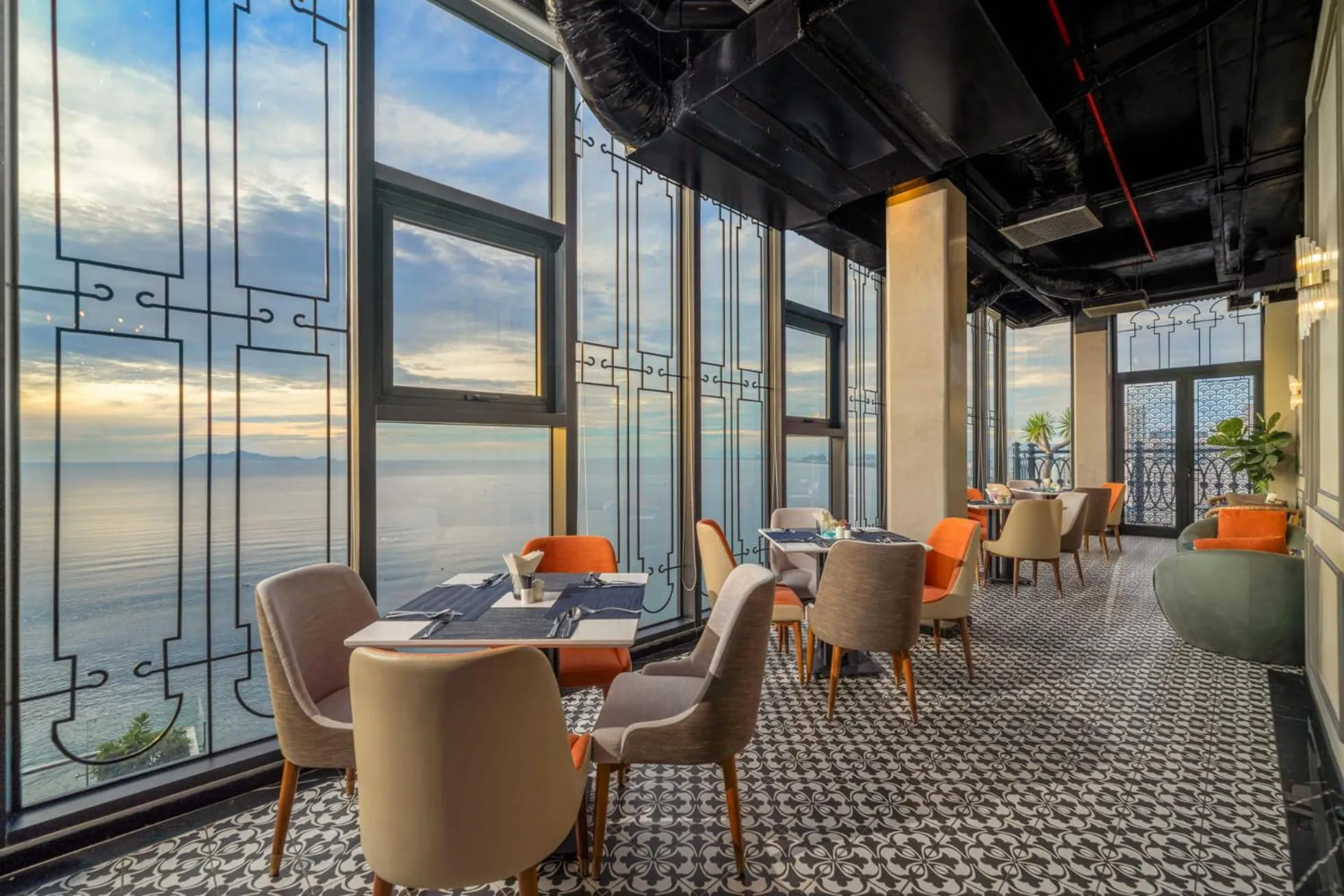 Restaurant/places to eat in Peninsula Hotel Danang