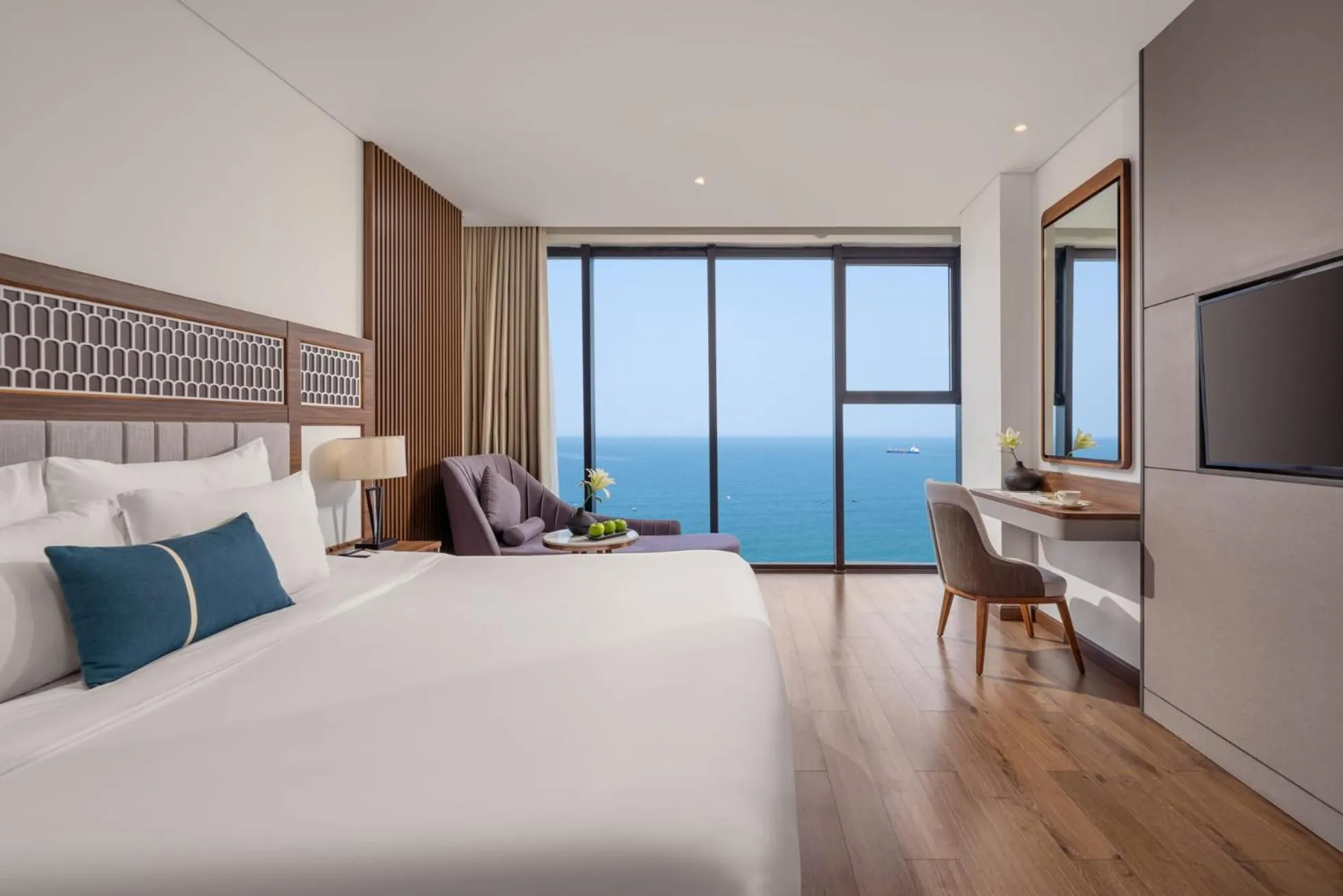 Photo of the whole room, Bed in Peninsula Hotel Danang