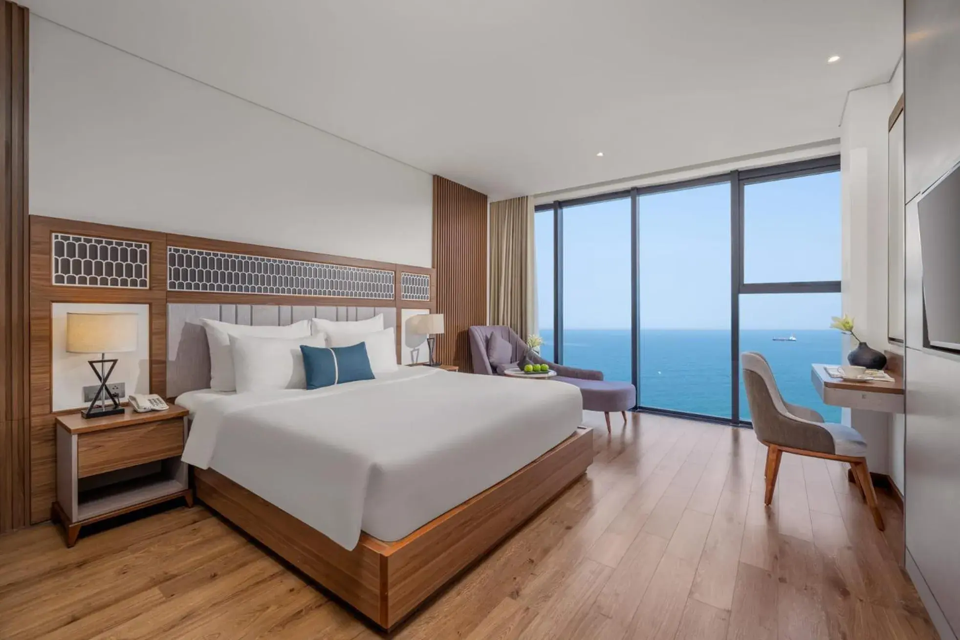 Photo of the whole room, Bed in Peninsula Hotel Danang Photo of the whole room, Bed in Peninsula Hotel Danang