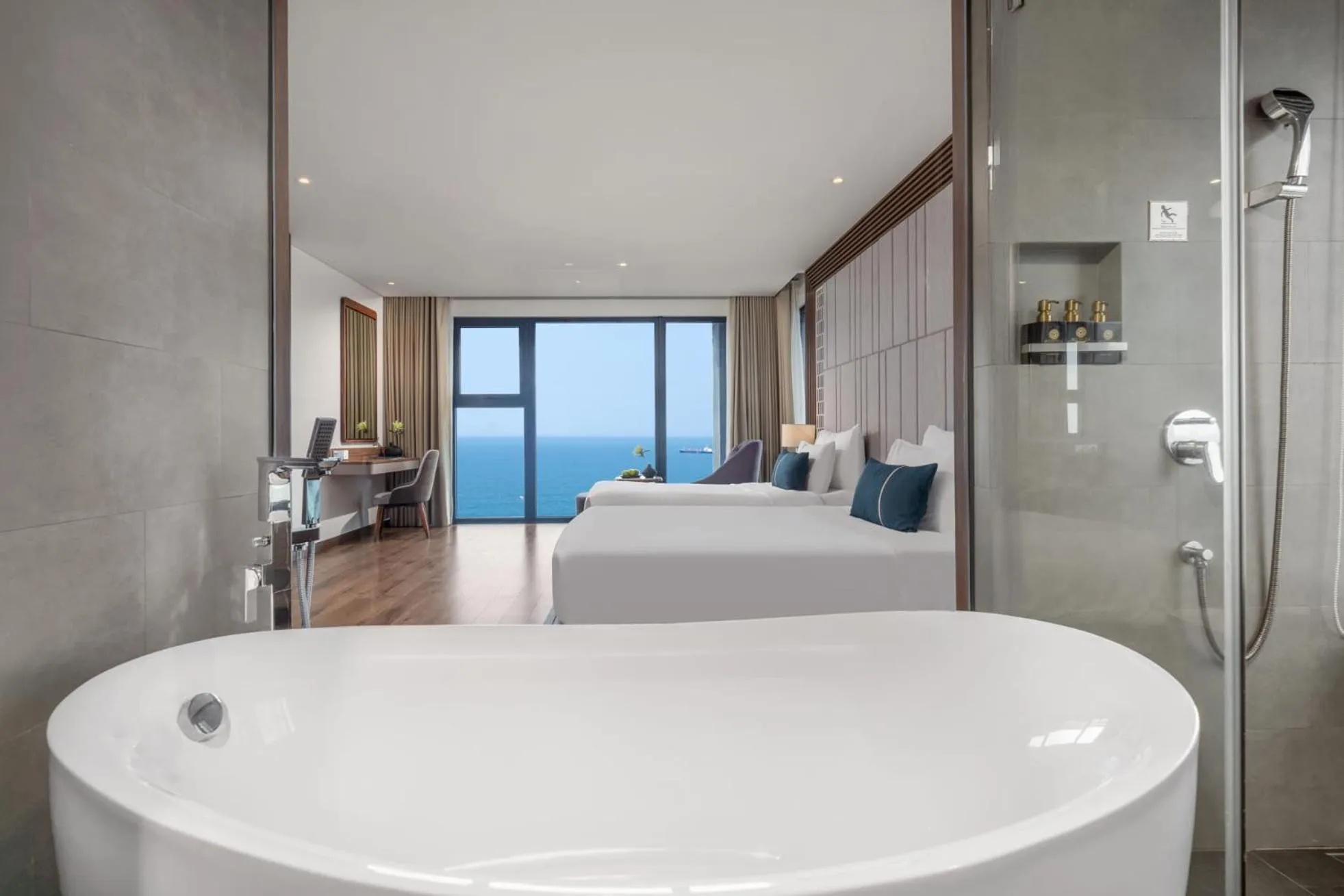 Bathroom, Bed in Peninsula Hotel Danang