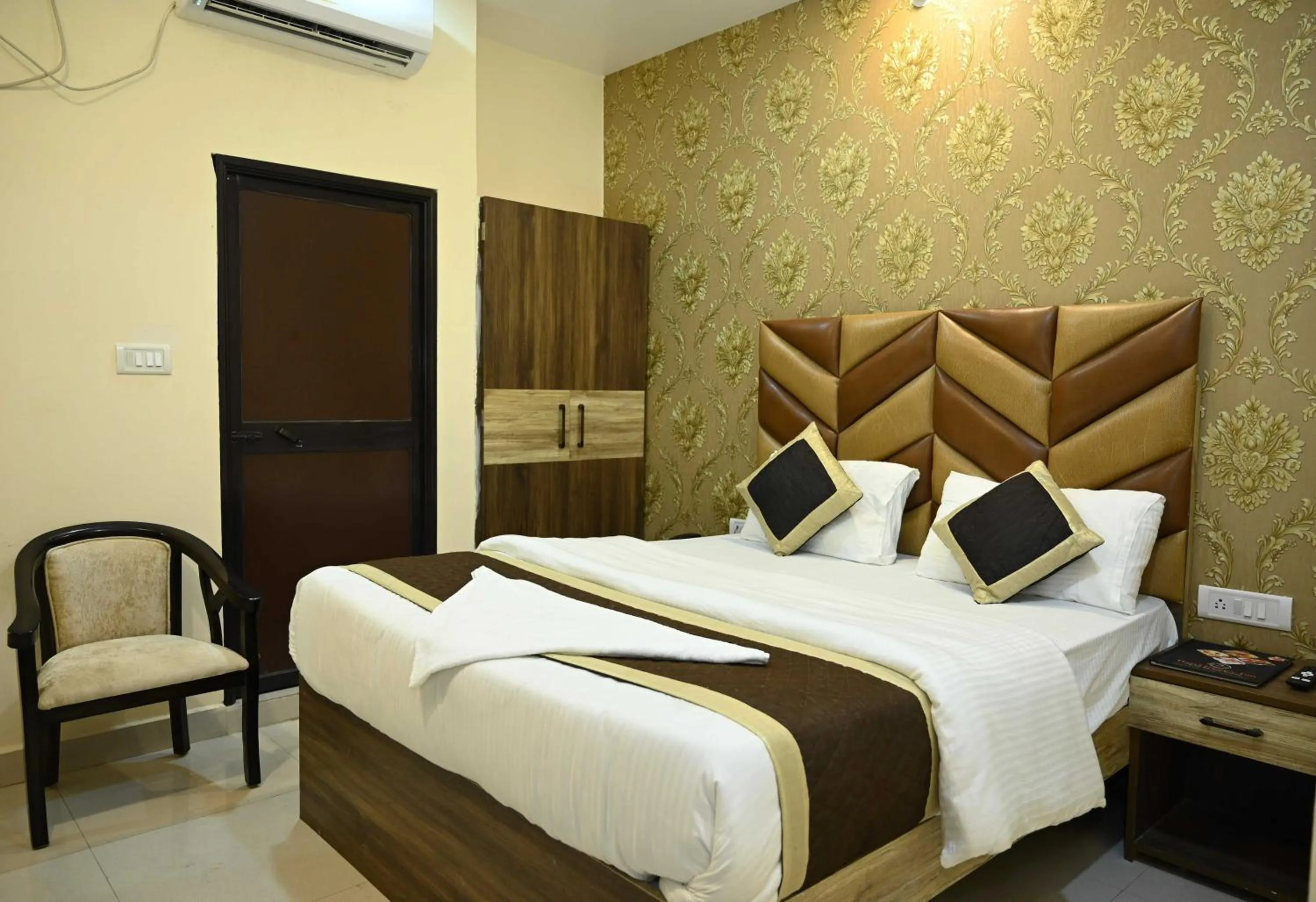 Bedroom, Bed in Super Hotel O Glance Inn