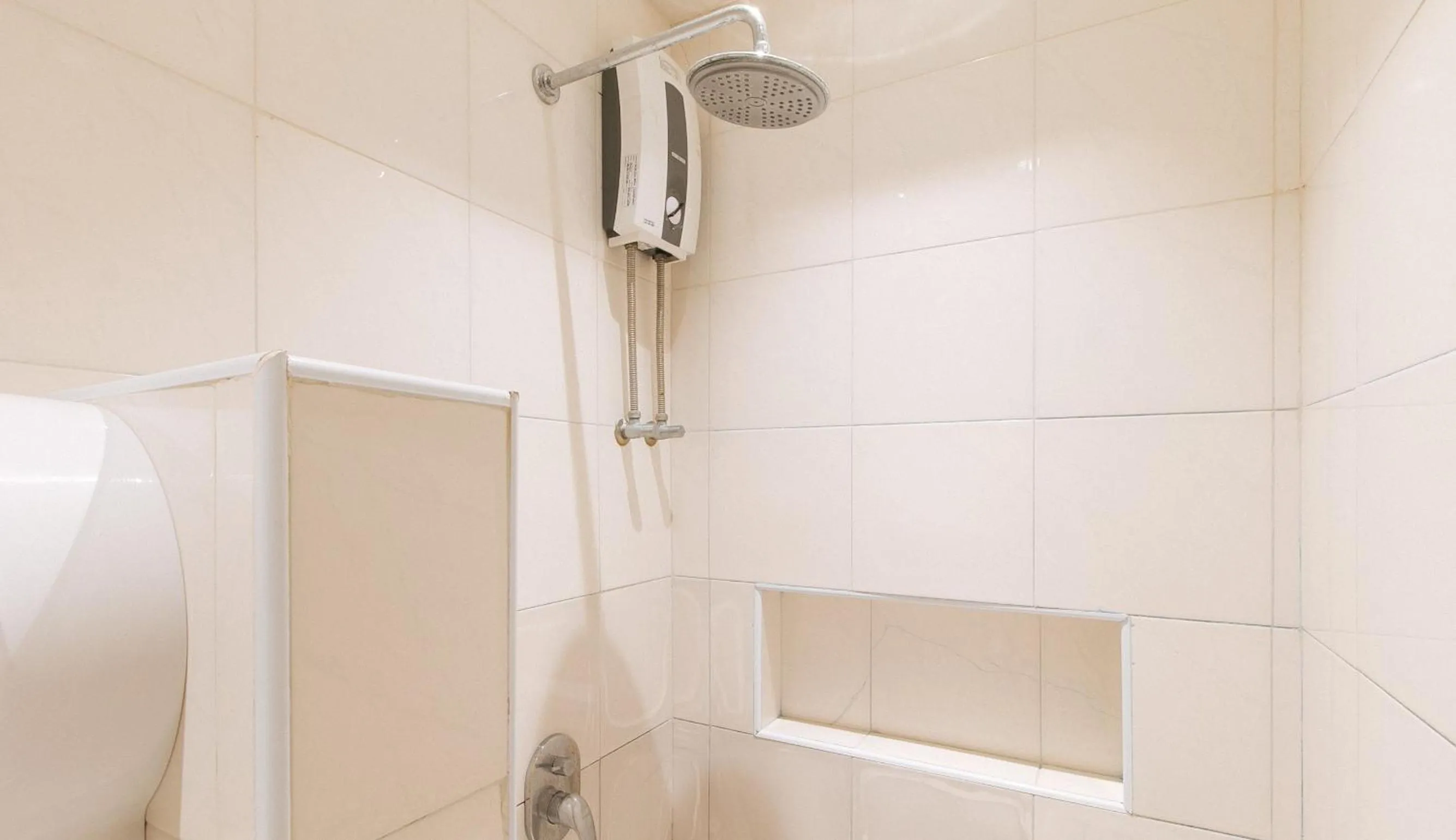 Shower in RedDoorz at Laiya Vivo Hotel Batangas