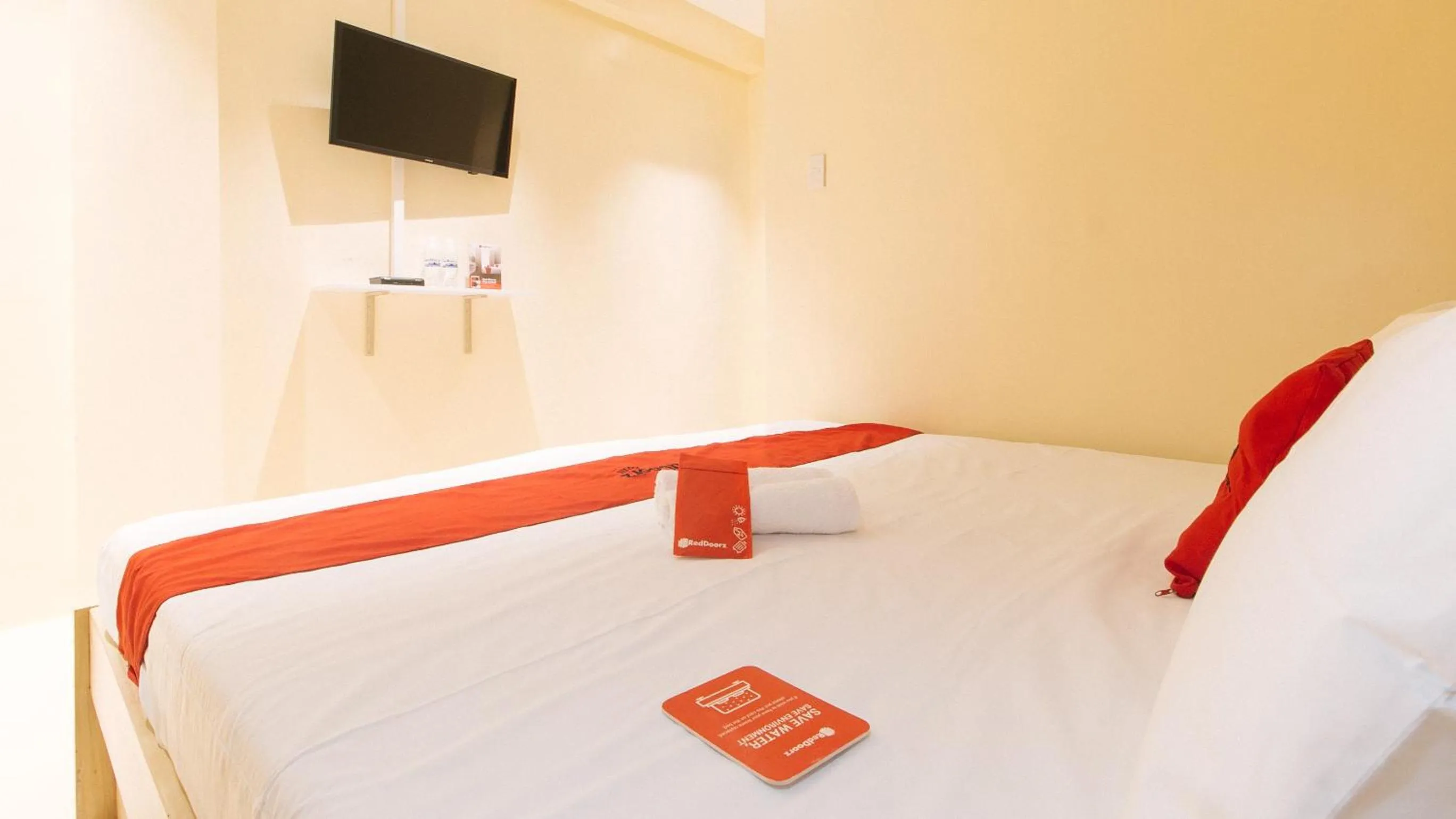 Bed in RedDoorz at Laiya Vivo Hotel Batangas