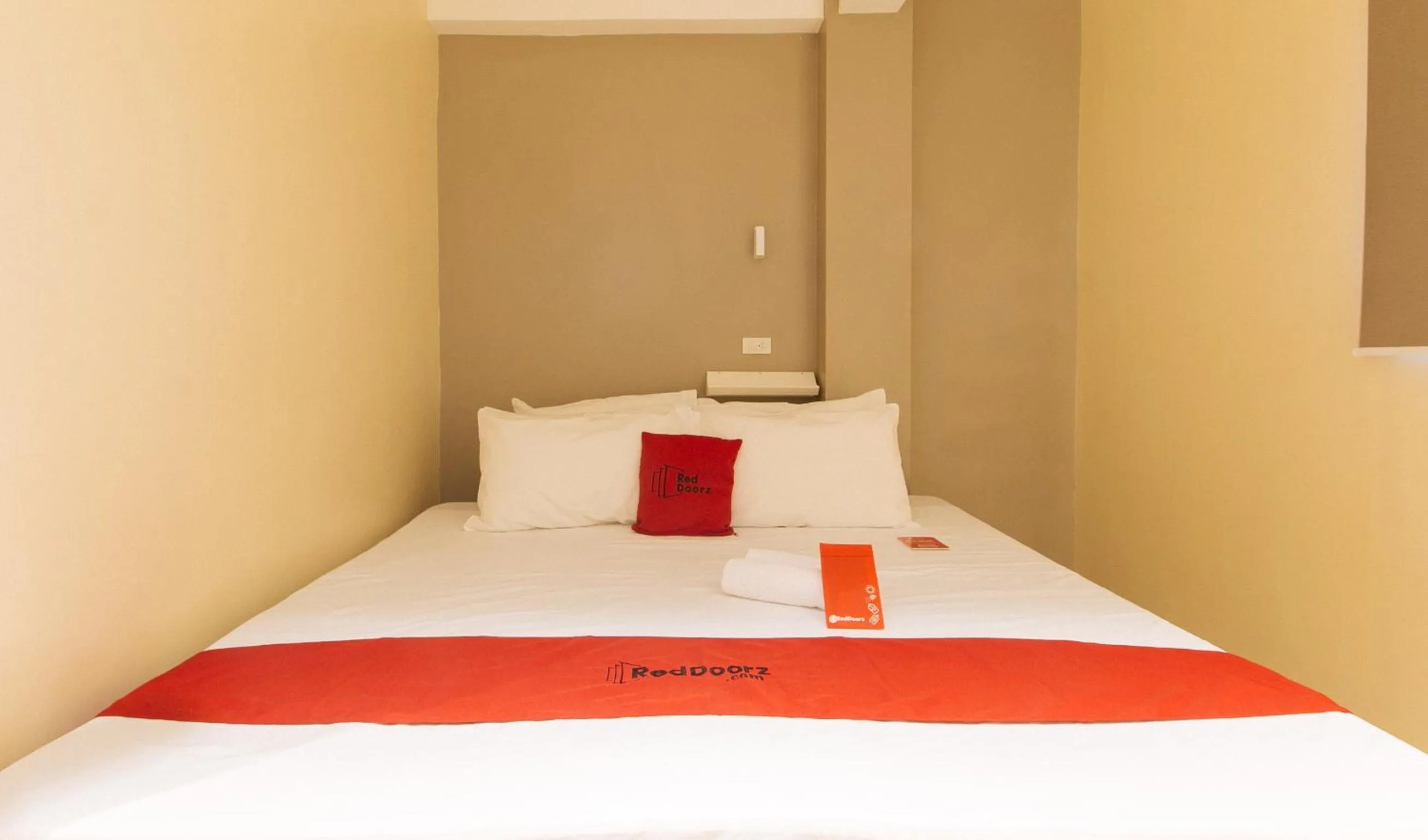 Bed in RedDoorz at Laiya Vivo Hotel Batangas