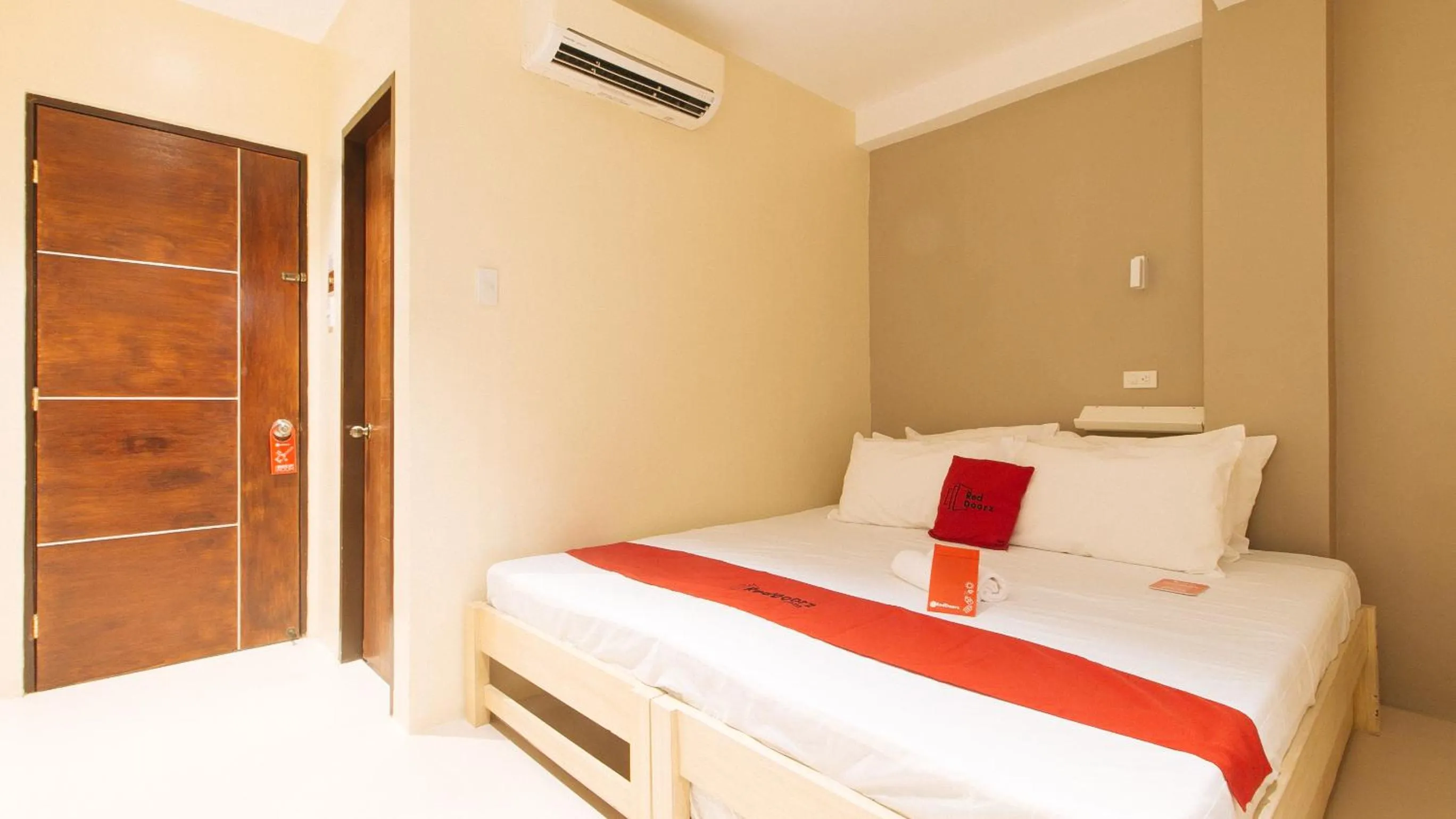 Bed in RedDoorz at Laiya Vivo Hotel Batangas