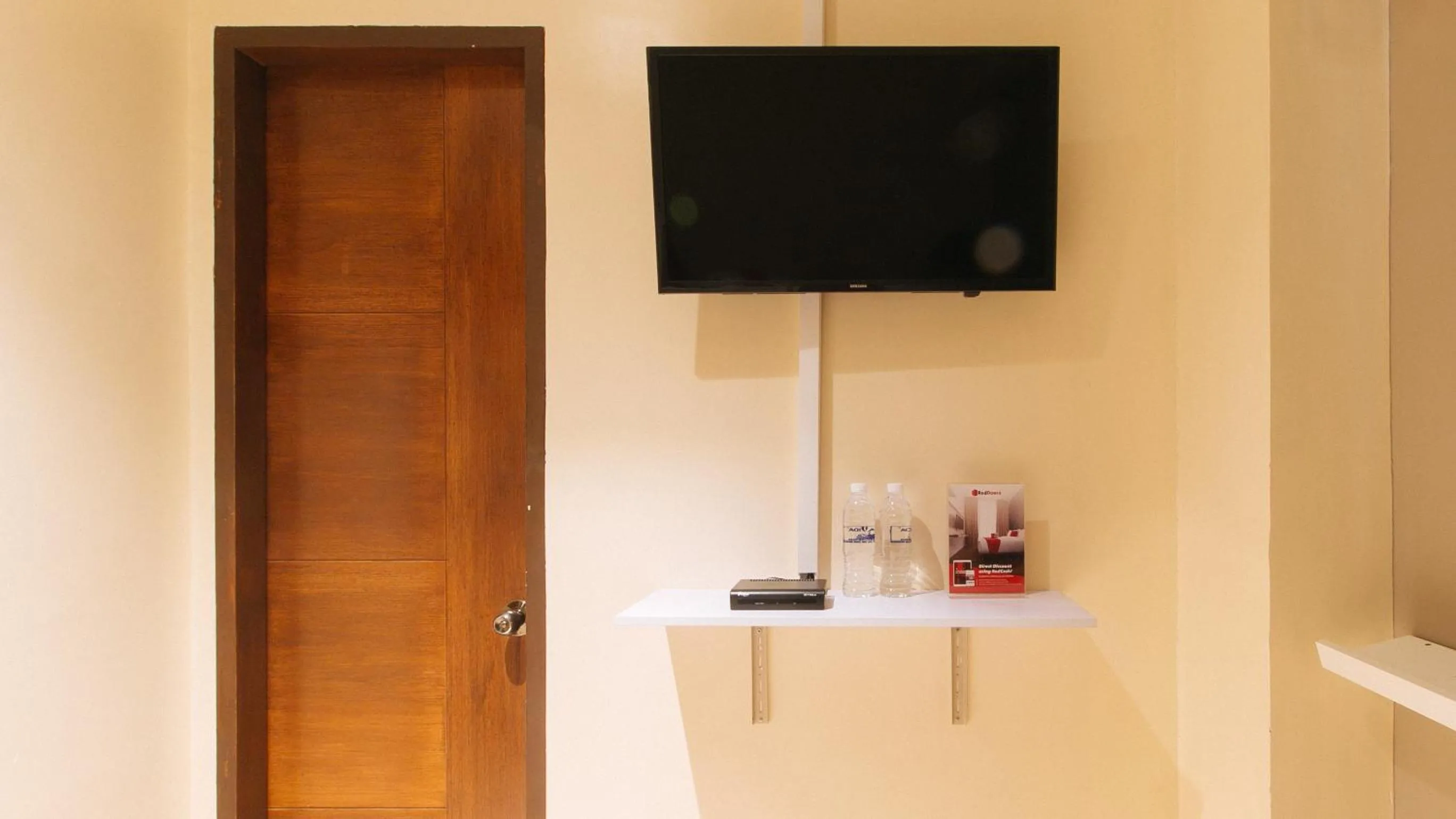 TV and multimedia in RedDoorz at Laiya Vivo Hotel Batangas