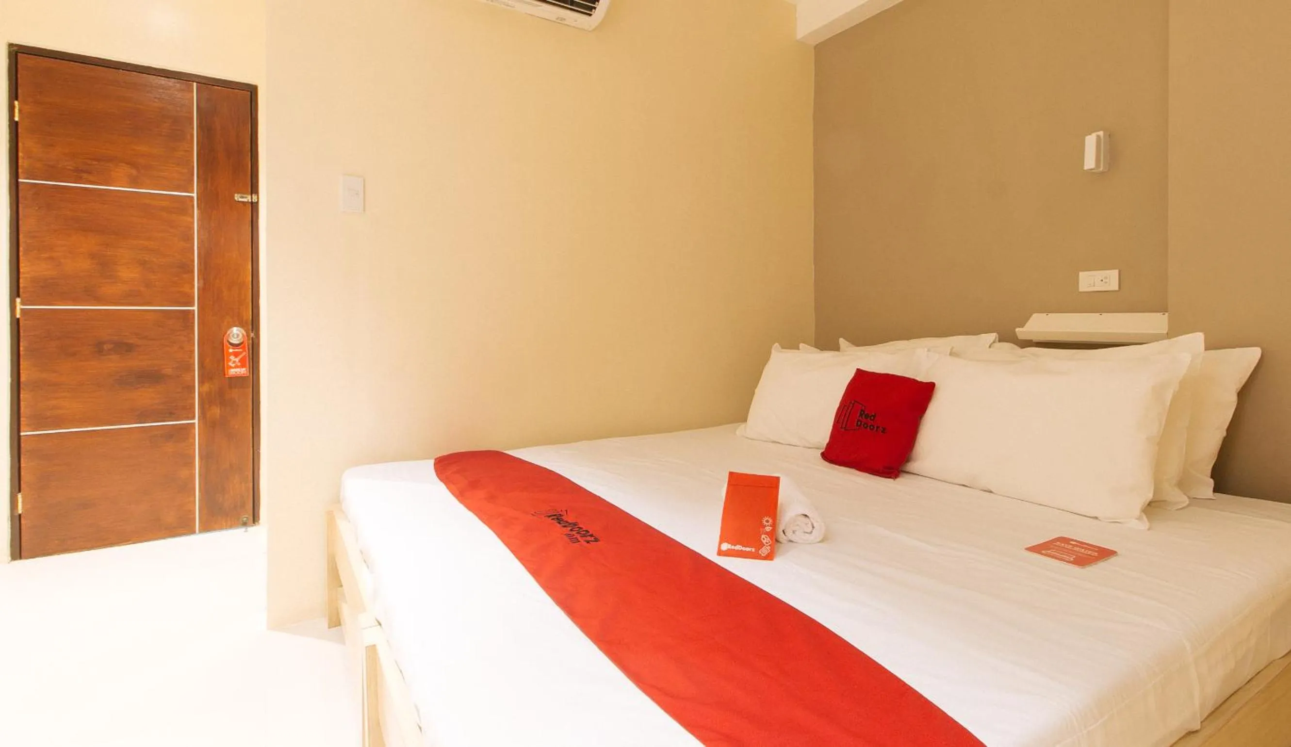 Bed in RedDoorz at Laiya Vivo Hotel Batangas