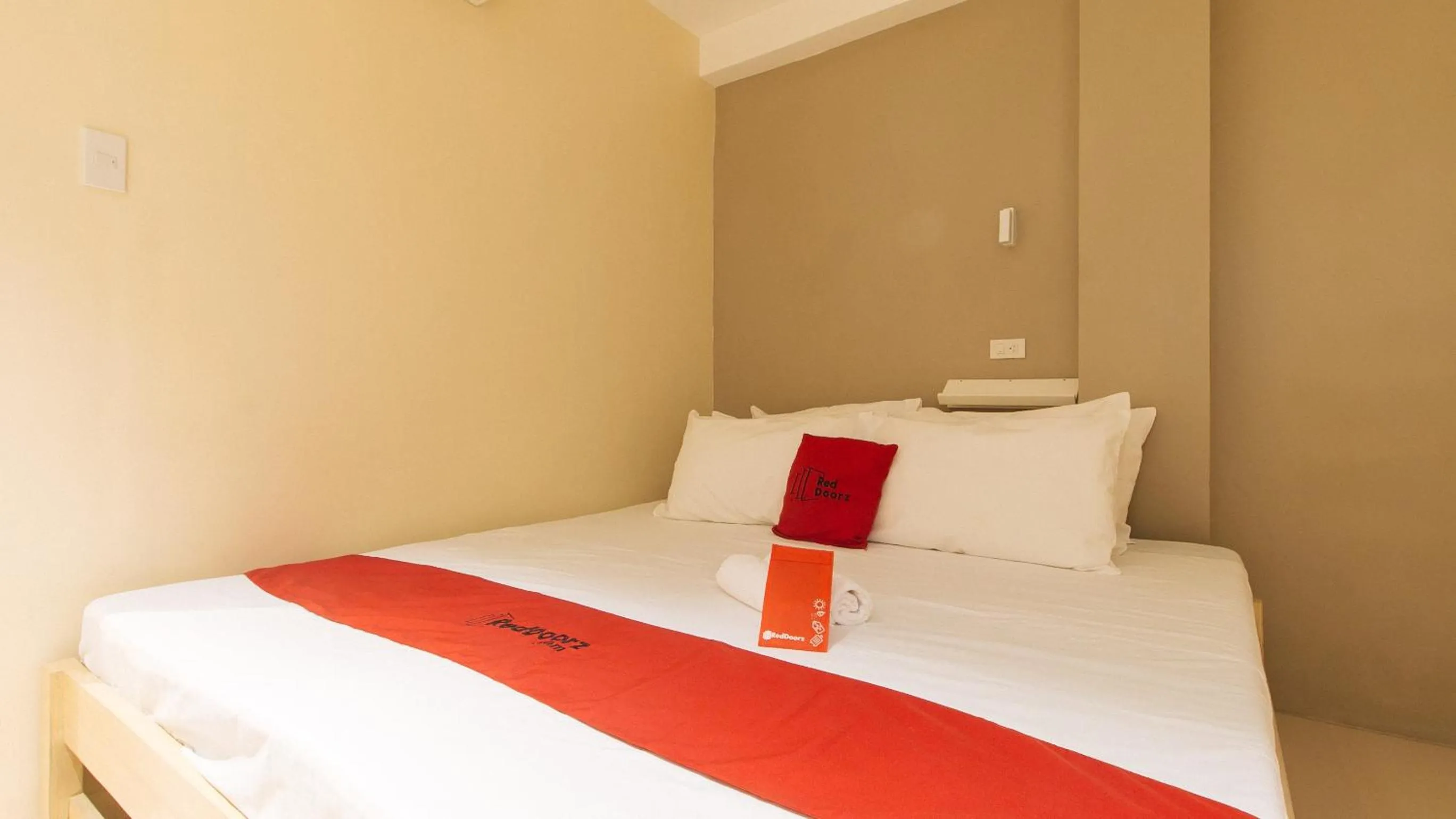 Bed in RedDoorz at Laiya Vivo Hotel Batangas