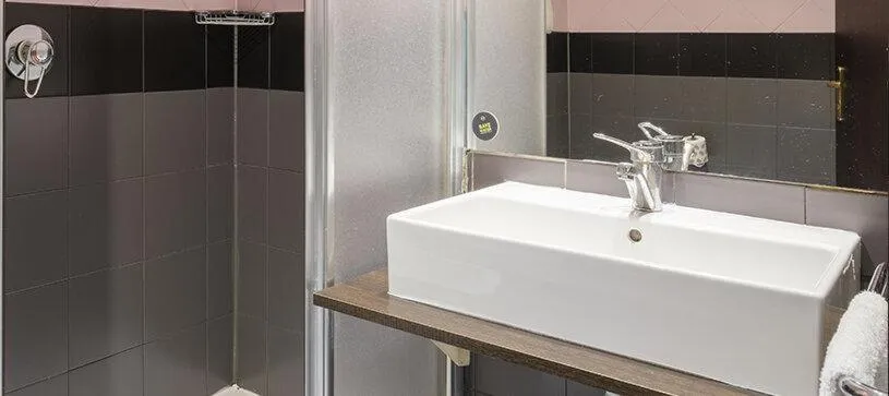 Bathroom in B&B Hotel Faenza