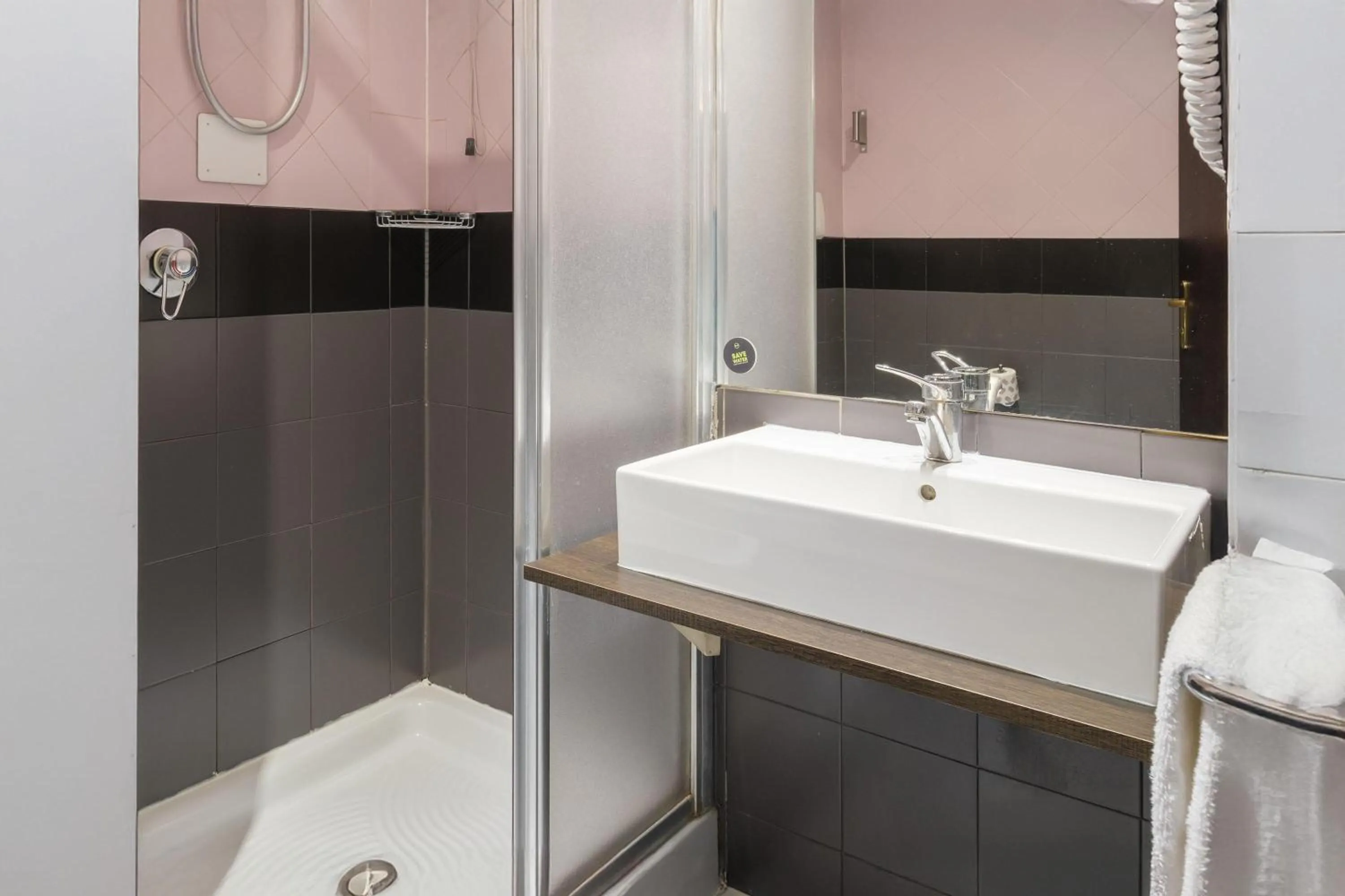 Bathroom in B&B Hotel Faenza