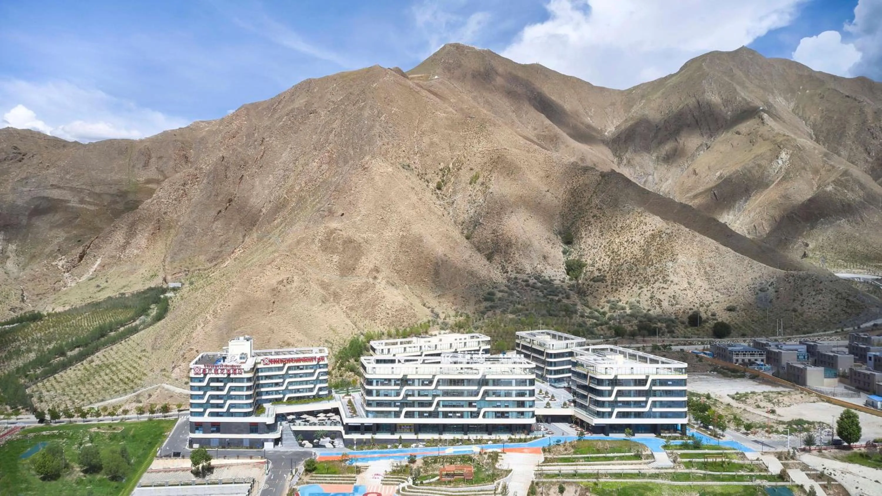 Property building in Hilton Garden Inn Lhasa