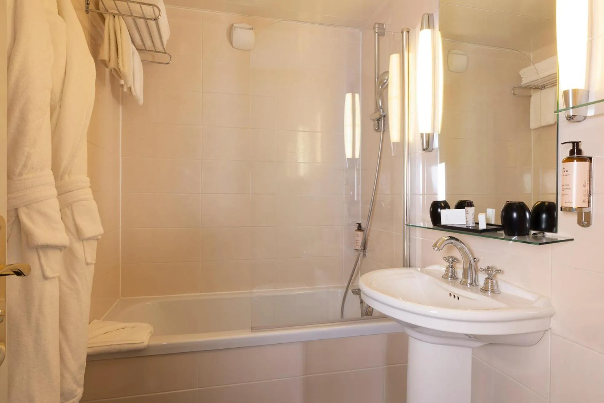 Bathroom in Hôtel Madeleine Plaza