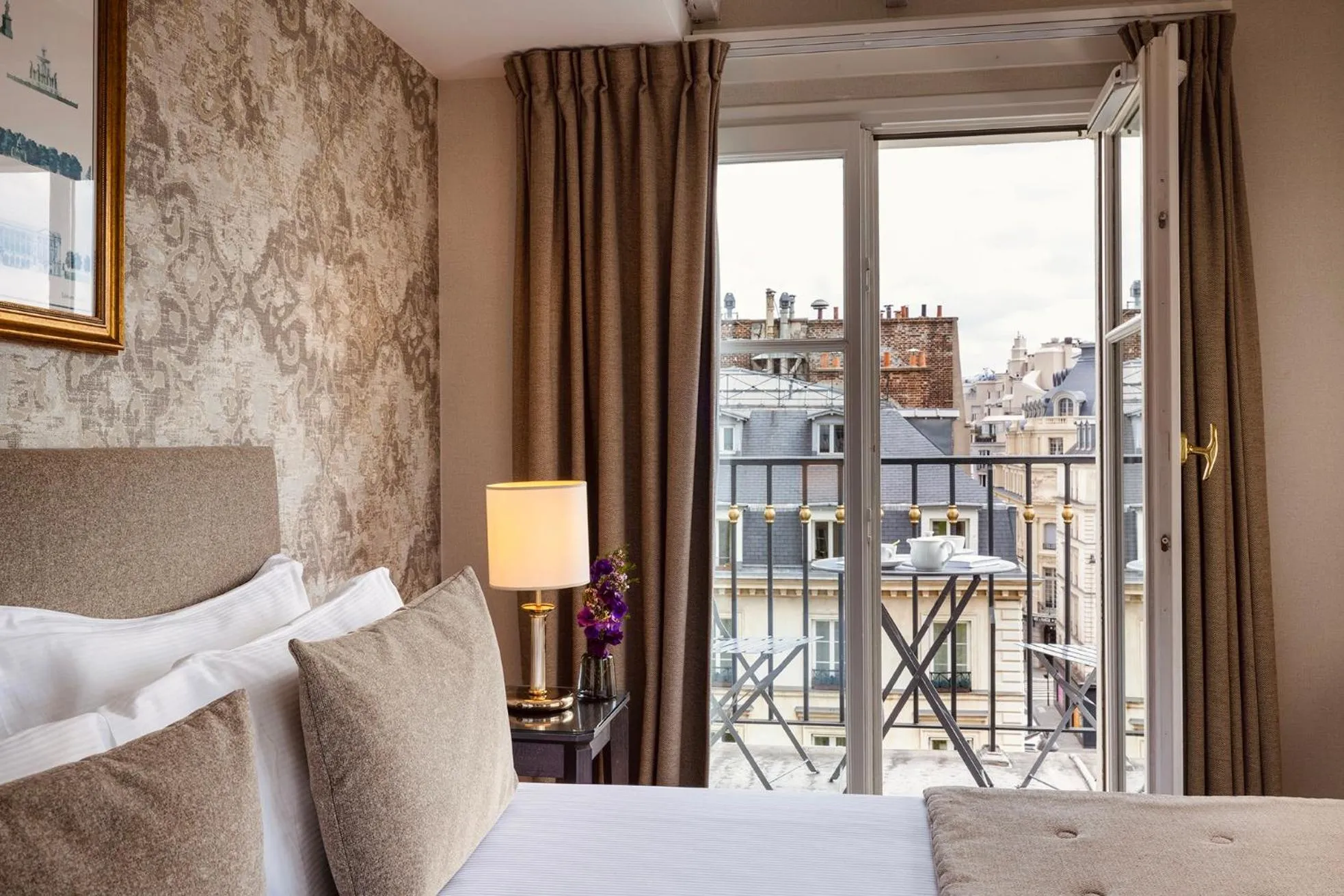 Bed in Hôtel Madeleine Plaza