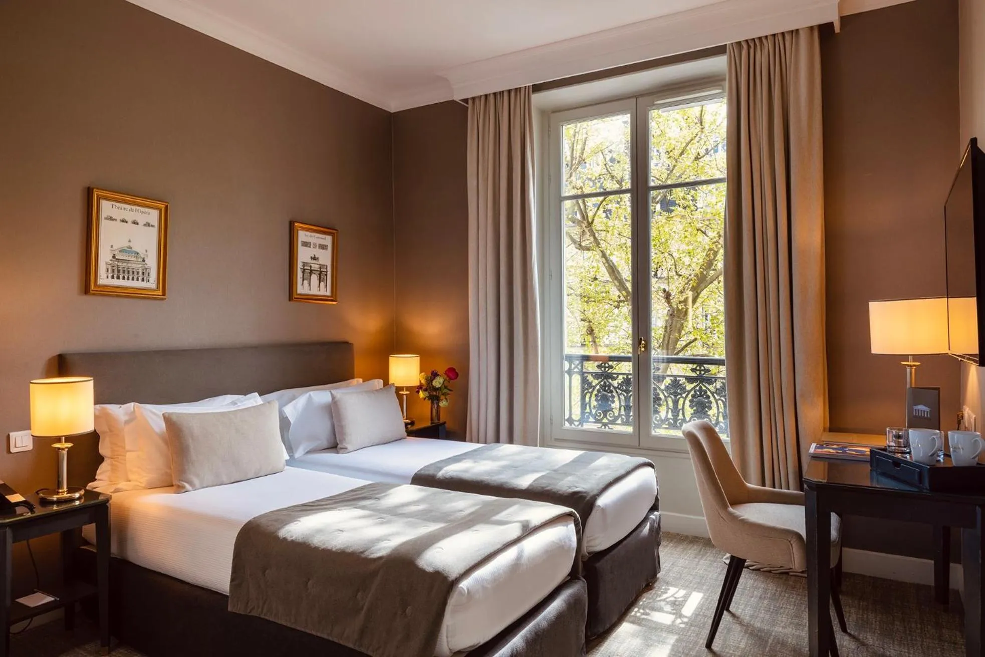 Bed in Hôtel Madeleine Plaza