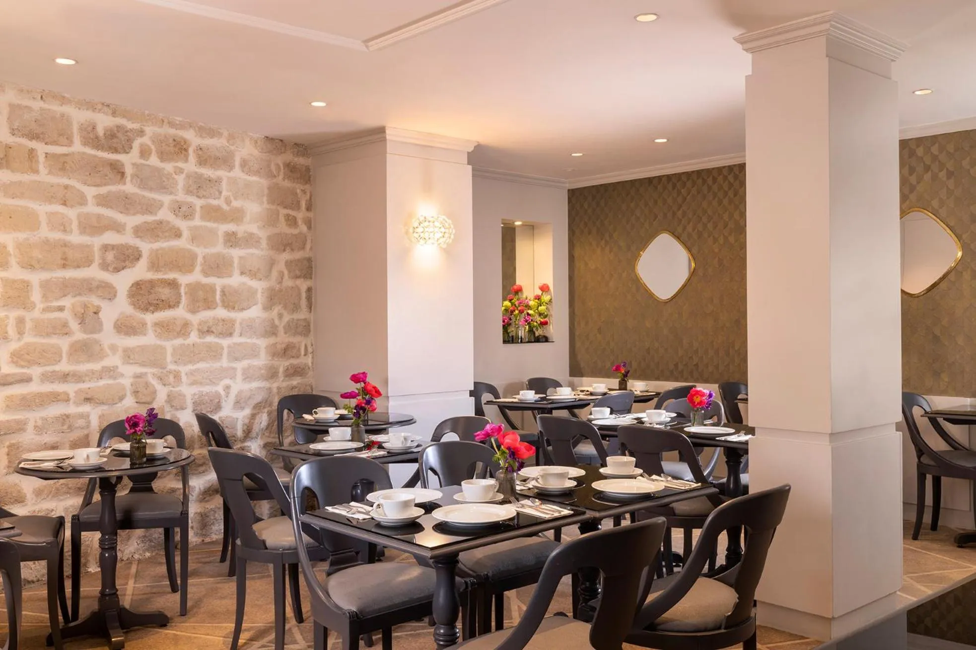 Restaurant/places to eat in Hôtel Madeleine Plaza