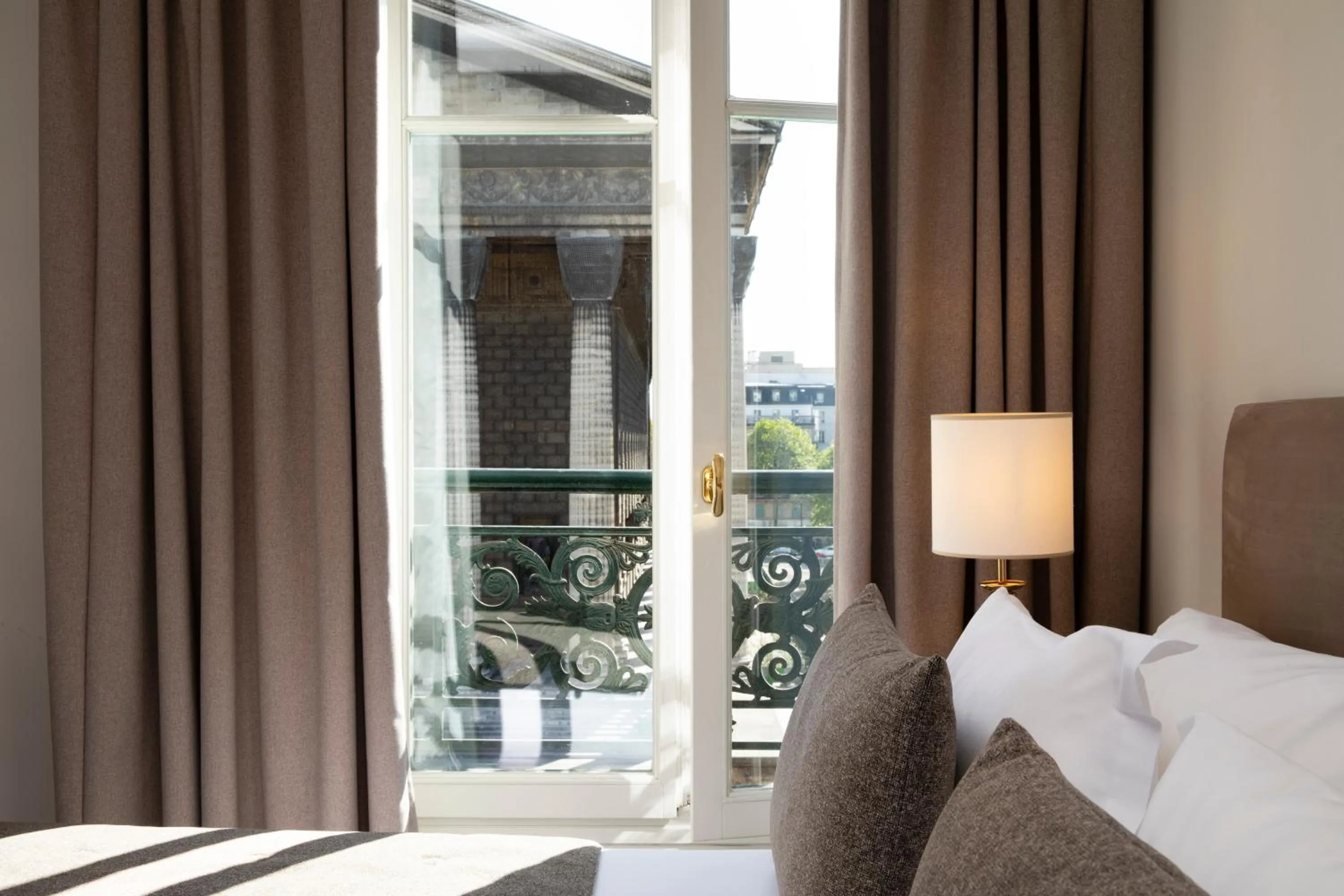 Bedroom, Bed in Hôtel Madeleine Plaza