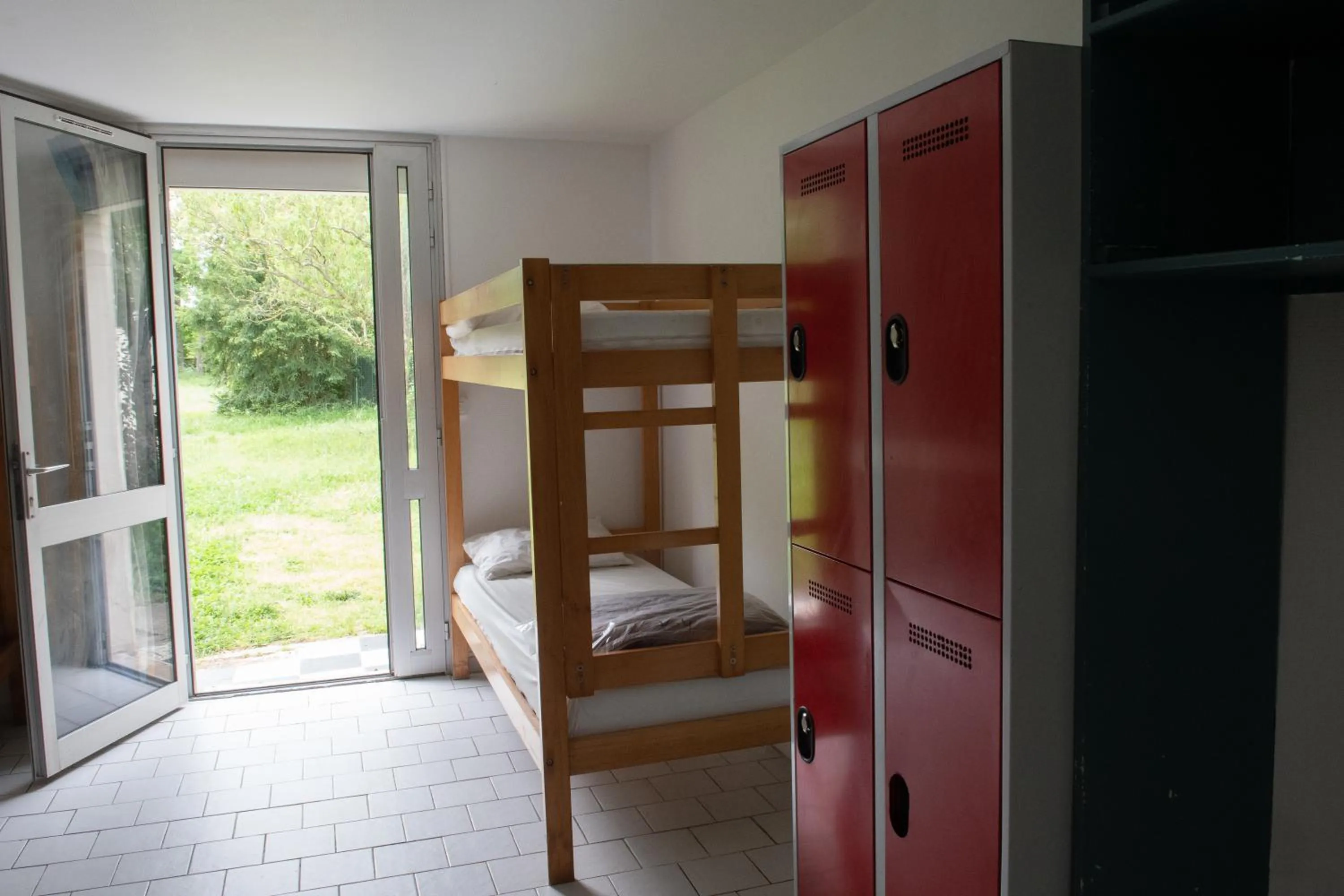 Room for 5 People – Shared Bathroom - single occupancy in Auberge de jeunesse HI Poitiers