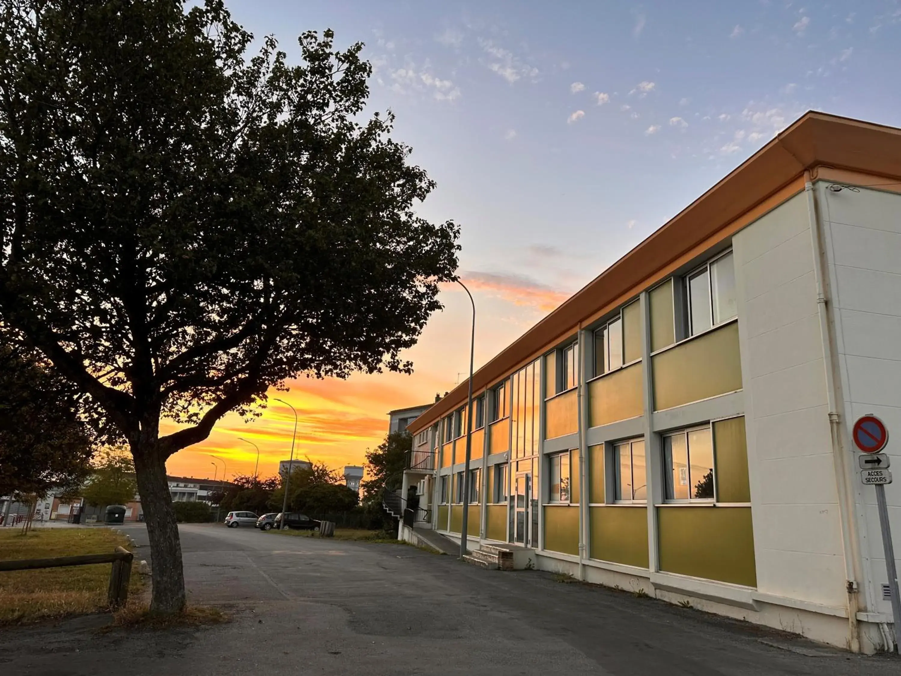 Twin Room – Shared Bathroom - single occupancy in Auberge de jeunesse HI Poitiers Twin Room – Shared Bathroom - single occupancy in Auberge de jeunesse HI Poitiers