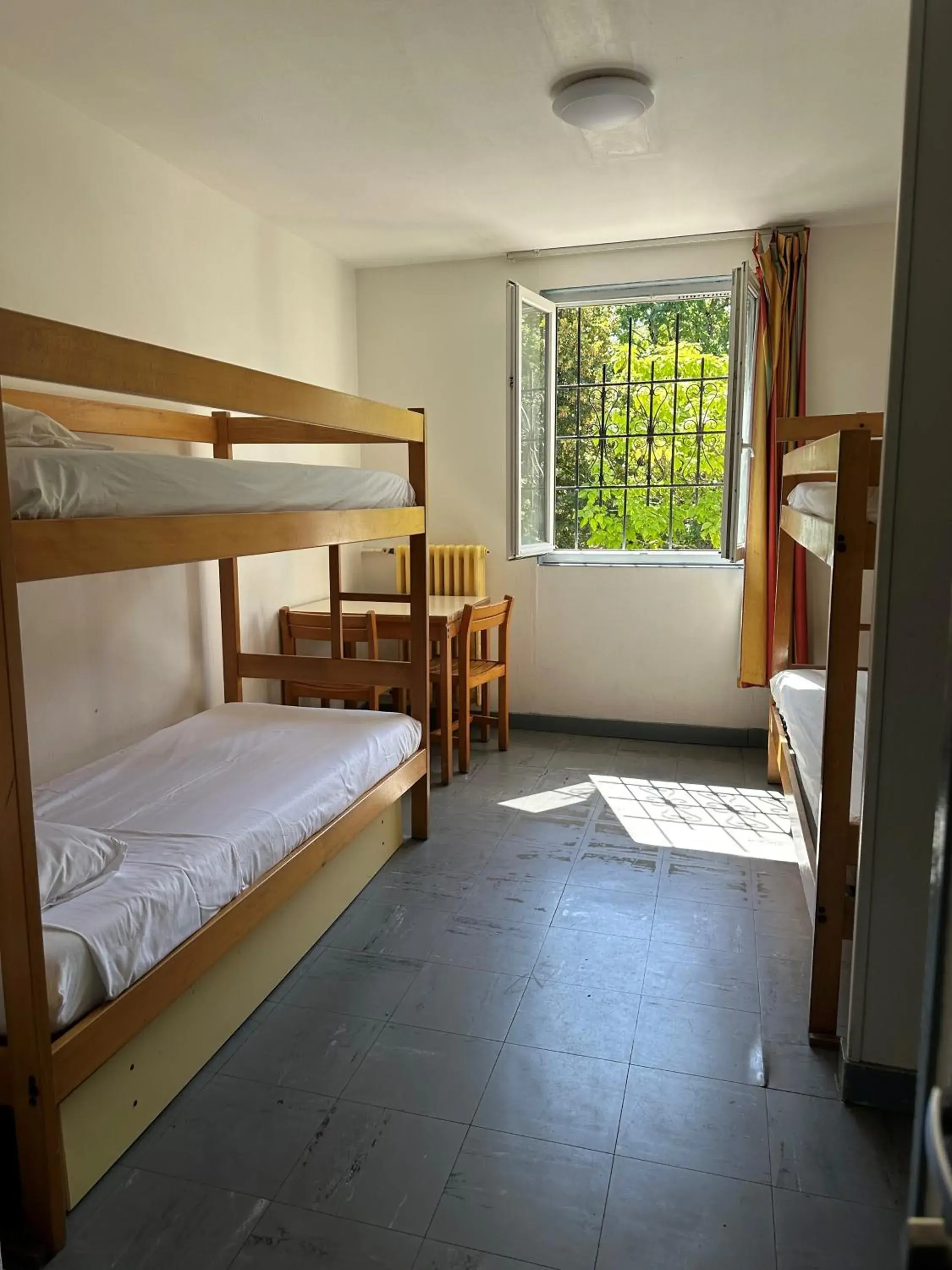 Room for 5 People – Shared Bathroom - single occupancy in Auberge de jeunesse HI Poitiers Room for 5 People – Shared Bathroom - single occupancy in Auberge de jeunesse HI Poitiers