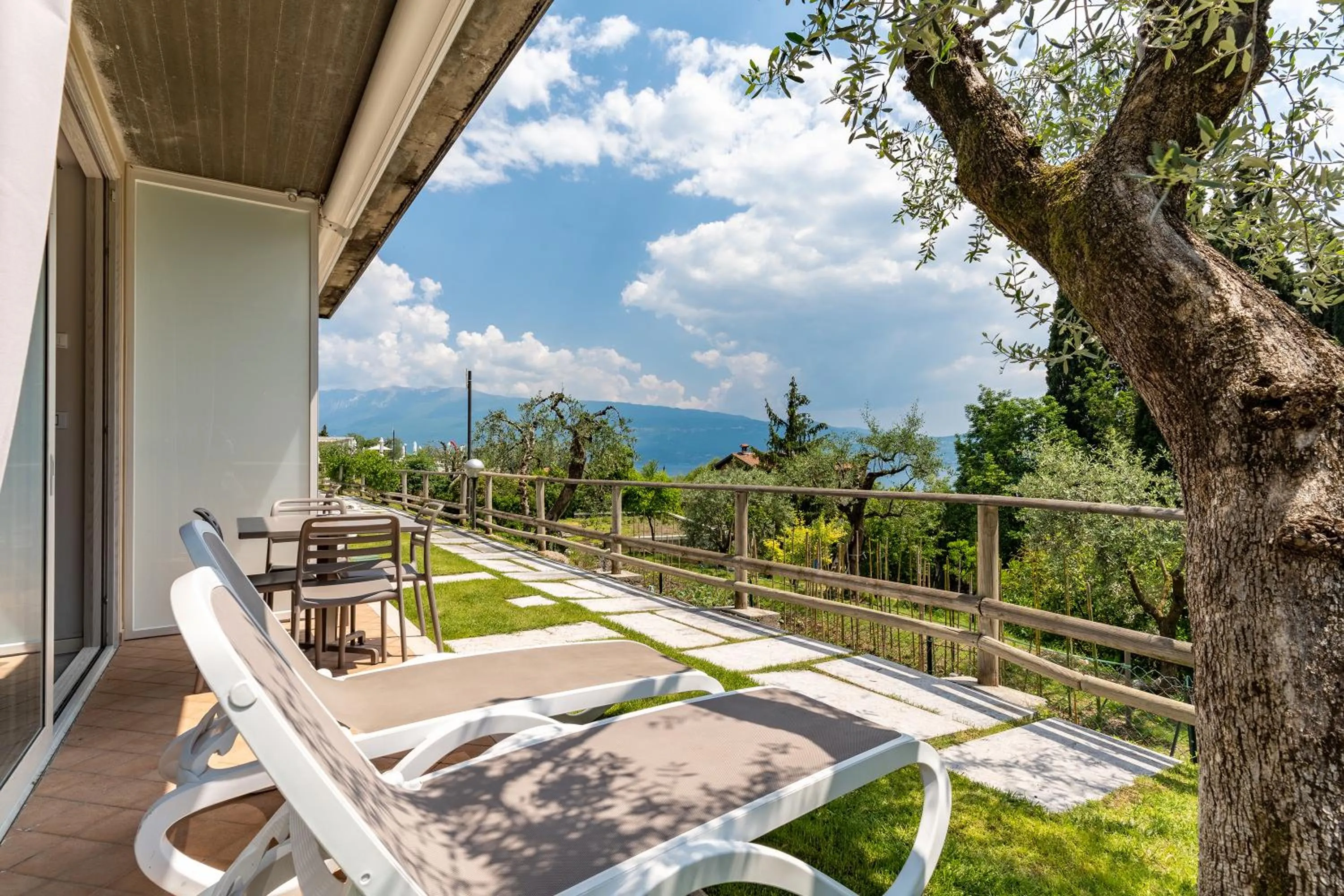 Inner courtyard view in La Chioma di Berenice Garda Residence